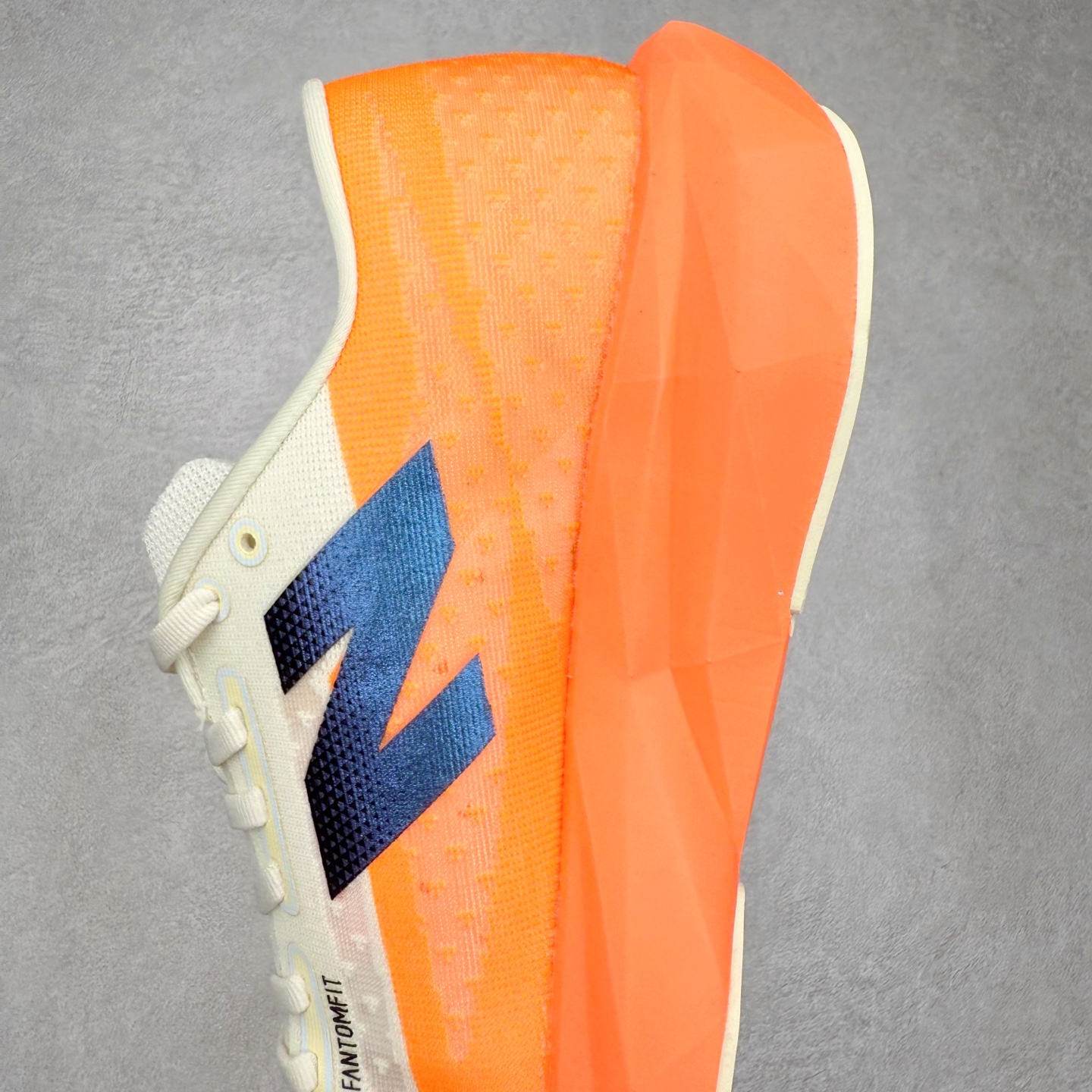 图片[7]-NEW BALANCE Rebel FuelCell Rebel V4 SuperComp Elite 精英版内置碳板 舒适时尚织物减震耐磨低帮马拉松轻量化跑步鞋 NB新百伦于 2019 年夏天首次发布了 Rebel 在制鞋业仍在向强调能量回报的弹力泡沫转变的时候 Rebel 确实是一个叛逆者 快进到 2024 年 Rebel v4 承诺通过重新配制的中底化合物和更高的堆叠高度提供更轻、更有弹性的跑步体验 就像New Balance SC Elite v4一样 Rebel v4 提供了完全重新设计的中底化合物 最新的混合物将 New Balance 专有的 FuelCell 泡沫（TPU 和 EVA 的混合物）与 PEBA 泡沫相结合 带来更弹跳的跑步体验 PEBA是一种超轻 高性能的泡沫 通常出现在镀碳超级鞋中 New Balance Rebel v4、ASICS Novablast 4和Brooks Hyperion Max都是精力充沛的无电镀运动鞋 在速度锻炼和快节奏中大放异彩 这三款鞋都依靠它们的中底泡沫和轻微的摇杆形状来创造一种向前滚动的感觉 而且虽然这些鞋子在堆叠高度和重量方面各不相同 但它们提供了相似的软硬比例 有足够的流行力来加快步伐 尺码：36 37 37.5 38 38.5 39.5 40 40.5 41.5 42 42.5 43 44 45-选品中心