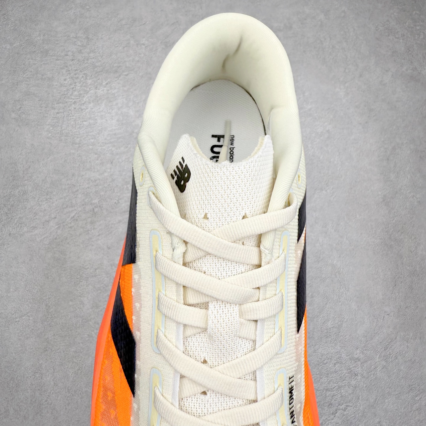 图片[5]-NEW BALANCE Rebel FuelCell Rebel V4 SuperComp Elite 精英版内置碳板 舒适时尚织物减震耐磨低帮马拉松轻量化跑步鞋 NB新百伦于 2019 年夏天首次发布了 Rebel 在制鞋业仍在向强调能量回报的弹力泡沫转变的时候 Rebel 确实是一个叛逆者 快进到 2024 年 Rebel v4 承诺通过重新配制的中底化合物和更高的堆叠高度提供更轻、更有弹性的跑步体验 就像New Balance SC Elite v4一样 Rebel v4 提供了完全重新设计的中底化合物 最新的混合物将 New Balance 专有的 FuelCell 泡沫（TPU 和 EVA 的混合物）与 PEBA 泡沫相结合 带来更弹跳的跑步体验 PEBA是一种超轻 高性能的泡沫 通常出现在镀碳超级鞋中 New Balance Rebel v4、ASICS Novablast 4和Brooks Hyperion Max都是精力充沛的无电镀运动鞋 在速度锻炼和快节奏中大放异彩 这三款鞋都依靠它们的中底泡沫和轻微的摇杆形状来创造一种向前滚动的感觉 而且虽然这些鞋子在堆叠高度和重量方面各不相同 但它们提供了相似的软硬比例 有足够的流行力来加快步伐 尺码：36 37 37.5 38 38.5 39.5 40 40.5 41.5 42 42.5 43 44 45-选品中心