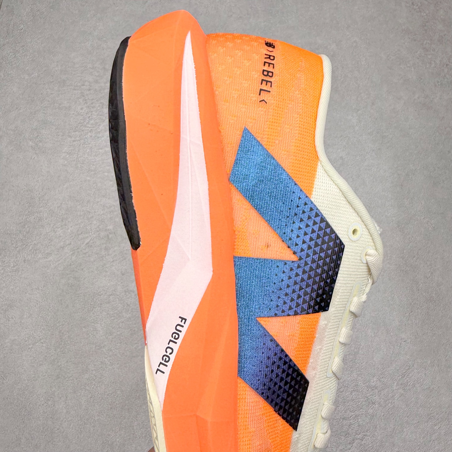 图片[6]-NEW BALANCE Rebel FuelCell Rebel V4 SuperComp Elite 精英版内置碳板 舒适时尚织物减震耐磨低帮马拉松轻量化跑步鞋 NB新百伦于 2019 年夏天首次发布了 Rebel 在制鞋业仍在向强调能量回报的弹力泡沫转变的时候 Rebel 确实是一个叛逆者 快进到 2024 年 Rebel v4 承诺通过重新配制的中底化合物和更高的堆叠高度提供更轻、更有弹性的跑步体验 就像New Balance SC Elite v4一样 Rebel v4 提供了完全重新设计的中底化合物 最新的混合物将 New Balance 专有的 FuelCell 泡沫（TPU 和 EVA 的混合物）与 PEBA 泡沫相结合 带来更弹跳的跑步体验 PEBA是一种超轻 高性能的泡沫 通常出现在镀碳超级鞋中 New Balance Rebel v4、ASICS Novablast 4和Brooks Hyperion Max都是精力充沛的无电镀运动鞋 在速度锻炼和快节奏中大放异彩 这三款鞋都依靠它们的中底泡沫和轻微的摇杆形状来创造一种向前滚动的感觉 而且虽然这些鞋子在堆叠高度和重量方面各不相同 但它们提供了相似的软硬比例 有足够的流行力来加快步伐 尺码：36 37 37.5 38 38.5 39.5 40 40.5 41.5 42 42.5 43 44 45-选品中心