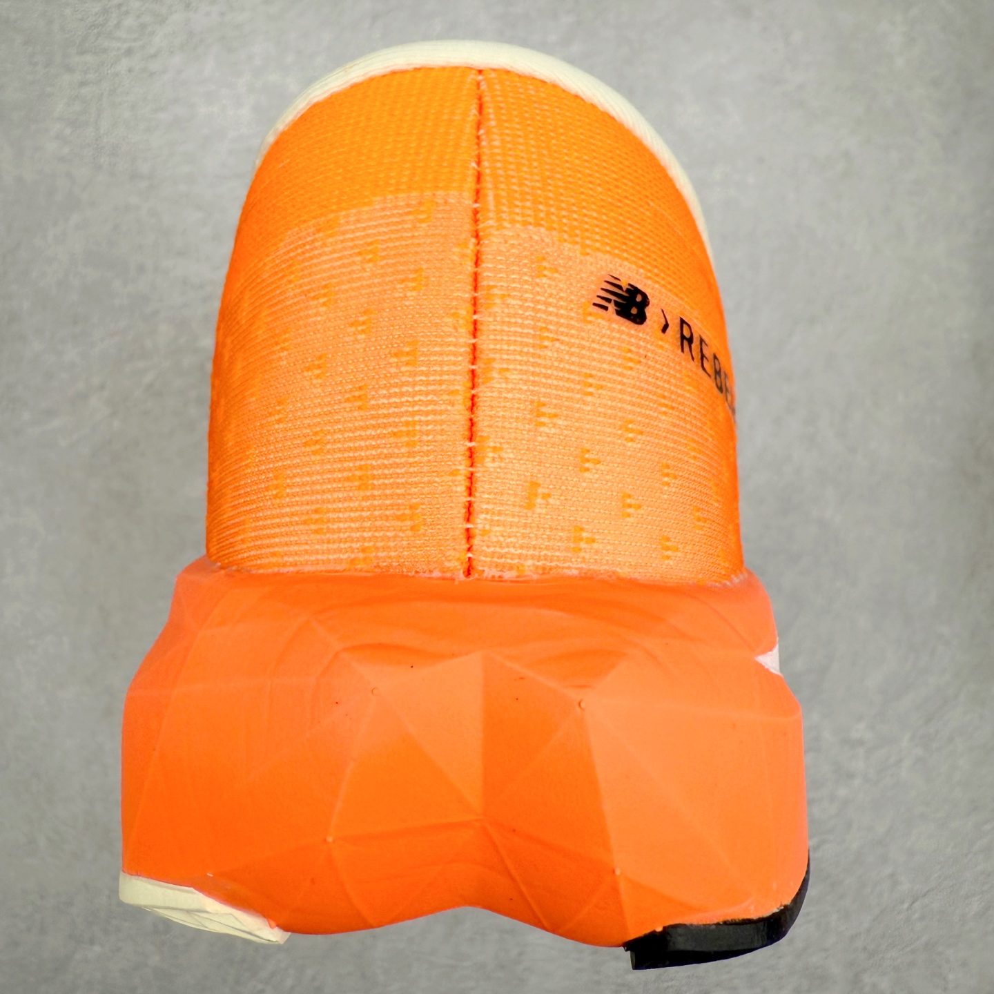 图片[8]-NEW BALANCE Rebel FuelCell Rebel V4 SuperComp Elite 精英版内置碳板 舒适时尚织物减震耐磨低帮马拉松轻量化跑步鞋 NB新百伦于 2019 年夏天首次发布了 Rebel 在制鞋业仍在向强调能量回报的弹力泡沫转变的时候 Rebel 确实是一个叛逆者 快进到 2024 年 Rebel v4 承诺通过重新配制的中底化合物和更高的堆叠高度提供更轻、更有弹性的跑步体验 就像New Balance SC Elite v4一样 Rebel v4 提供了完全重新设计的中底化合物 最新的混合物将 New Balance 专有的 FuelCell 泡沫（TPU 和 EVA 的混合物）与 PEBA 泡沫相结合 带来更弹跳的跑步体验 PEBA是一种超轻 高性能的泡沫 通常出现在镀碳超级鞋中 New Balance Rebel v4、ASICS Novablast 4和Brooks Hyperion Max都是精力充沛的无电镀运动鞋 在速度锻炼和快节奏中大放异彩 这三款鞋都依靠它们的中底泡沫和轻微的摇杆形状来创造一种向前滚动的感觉 而且虽然这些鞋子在堆叠高度和重量方面各不相同 但它们提供了相似的软硬比例 有足够的流行力来加快步伐 尺码：36 37 37.5 38 38.5 39.5 40 40.5 41.5 42 42.5 43 44 45-选品中心