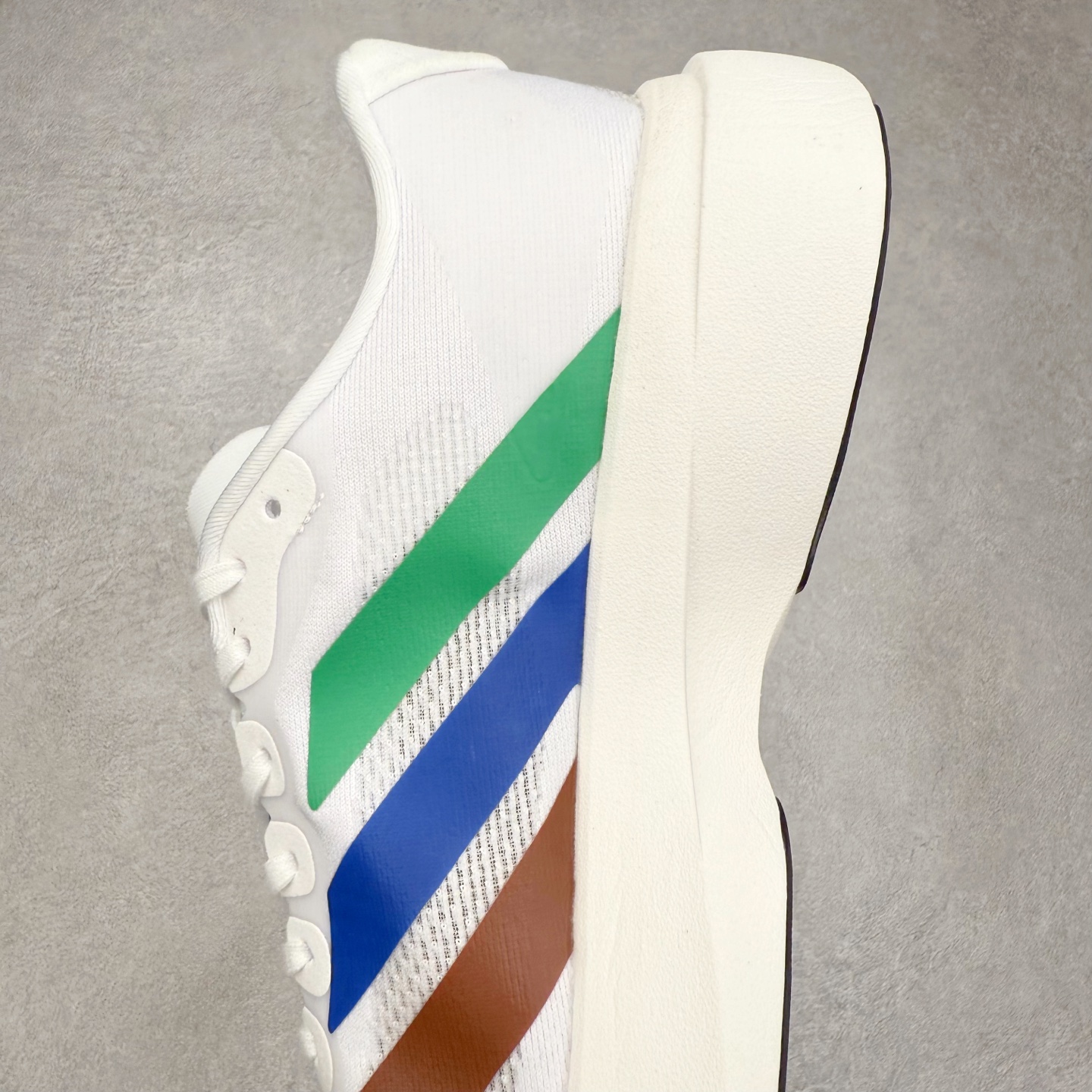 图片[7]-AD Adizero EVO SL 马拉松竞速专业跑鞋 KI3393 CELERMESH针织网面非常轻薄 纤维间的缝隙很大 可以保证跑步时的透气、排汗效果 鞋舌直接与两侧的内衬和鞋底连接在一起 在跑步过程中不会被鞋舌的左右移动所困扰 在标准鞋带孔的基础上再拓宽一组鞋带孔 适合不同脚型的需求 突破性 EnergyRods 技术，有助于跑者实现更好的成绩 中底独特的LIGHTSTRIKE PRO泡棉材质 微弹感觉在跑步过程中给予了良好的支撑体验 对于顶级精英和高水平进阶跑者来说 ADIOS PRO是一双值得信赖的竞速比赛用鞋 尺码：36 36.5 37.5 38 38.5 39 40 40.5 41 42 42.5 43 44 44.5 45-选品中心