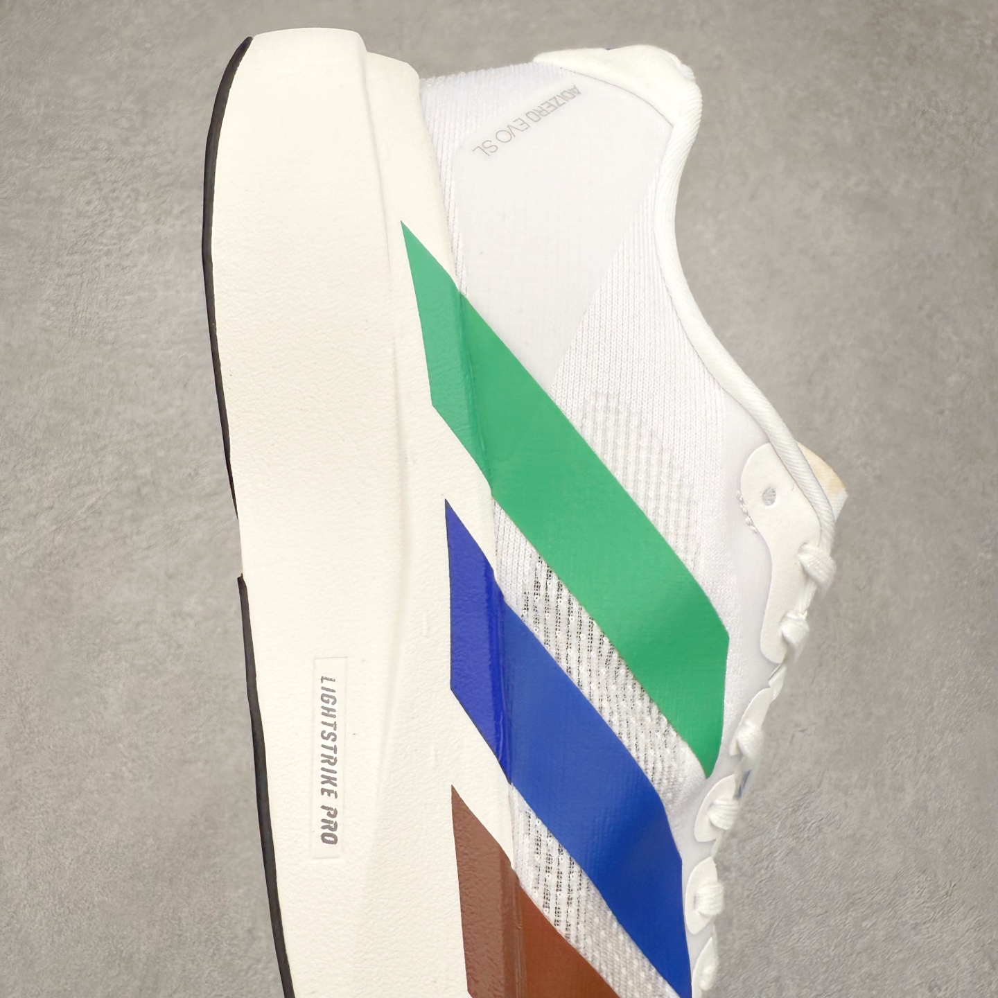 图片[6]-AD Adizero EVO SL 马拉松竞速专业跑鞋 KI3393 CELERMESH针织网面非常轻薄 纤维间的缝隙很大 可以保证跑步时的透气、排汗效果 鞋舌直接与两侧的内衬和鞋底连接在一起 在跑步过程中不会被鞋舌的左右移动所困扰 在标准鞋带孔的基础上再拓宽一组鞋带孔 适合不同脚型的需求 突破性 EnergyRods 技术，有助于跑者实现更好的成绩 中底独特的LIGHTSTRIKE PRO泡棉材质 微弹感觉在跑步过程中给予了良好的支撑体验 对于顶级精英和高水平进阶跑者来说 ADIOS PRO是一双值得信赖的竞速比赛用鞋 尺码：36 36.5 37.5 38 38.5 39 40 40.5 41 42 42.5 43 44 44.5 45-选品中心