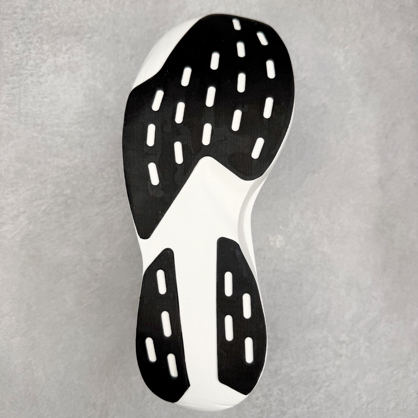 图片[9]-AD Adizero EVO SL 马拉松竞速专业跑鞋 KI3393 CELERMESH针织网面非常轻薄 纤维间的缝隙很大 可以保证跑步时的透气、排汗效果 鞋舌直接与两侧的内衬和鞋底连接在一起 在跑步过程中不会被鞋舌的左右移动所困扰 在标准鞋带孔的基础上再拓宽一组鞋带孔 适合不同脚型的需求 突破性 EnergyRods 技术，有助于跑者实现更好的成绩 中底独特的LIGHTSTRIKE PRO泡棉材质 微弹感觉在跑步过程中给予了良好的支撑体验 对于顶级精英和高水平进阶跑者来说 ADIOS PRO是一双值得信赖的竞速比赛用鞋 尺码：36 36.5 37.5 38 38.5 39 40 40.5 41 42 42.5 43 44 44.5 45-选品中心