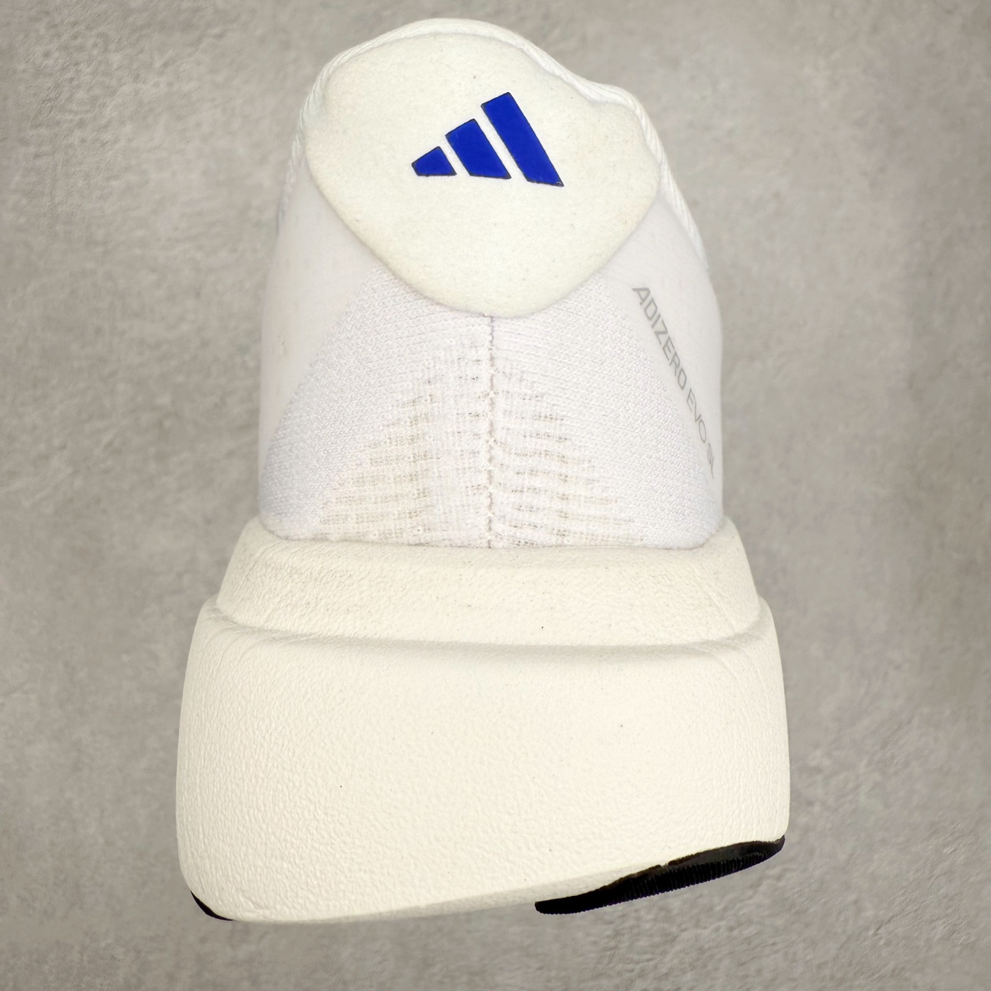 图片[8]-AD Adizero EVO SL 马拉松竞速专业跑鞋 KI3393 CELERMESH针织网面非常轻薄 纤维间的缝隙很大 可以保证跑步时的透气、排汗效果 鞋舌直接与两侧的内衬和鞋底连接在一起 在跑步过程中不会被鞋舌的左右移动所困扰 在标准鞋带孔的基础上再拓宽一组鞋带孔 适合不同脚型的需求 突破性 EnergyRods 技术，有助于跑者实现更好的成绩 中底独特的LIGHTSTRIKE PRO泡棉材质 微弹感觉在跑步过程中给予了良好的支撑体验 对于顶级精英和高水平进阶跑者来说 ADIOS PRO是一双值得信赖的竞速比赛用鞋 尺码：36 36.5 37.5 38 38.5 39 40 40.5 41 42 42.5 43 44 44.5 45-选品中心