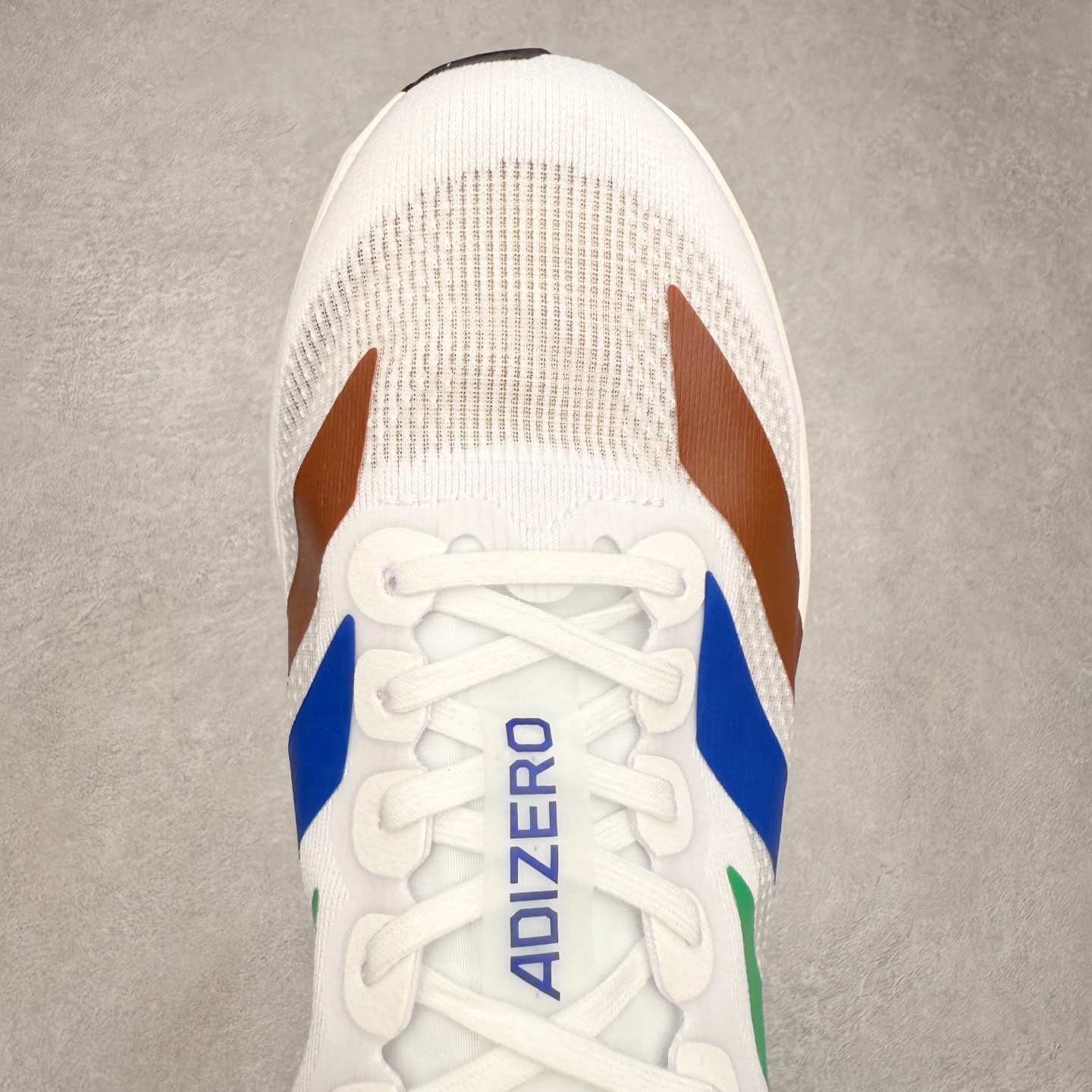 图片[4]-AD Adizero EVO SL 马拉松竞速专业跑鞋 KI3393 CELERMESH针织网面非常轻薄 纤维间的缝隙很大 可以保证跑步时的透气、排汗效果 鞋舌直接与两侧的内衬和鞋底连接在一起 在跑步过程中不会被鞋舌的左右移动所困扰 在标准鞋带孔的基础上再拓宽一组鞋带孔 适合不同脚型的需求 突破性 EnergyRods 技术，有助于跑者实现更好的成绩 中底独特的LIGHTSTRIKE PRO泡棉材质 微弹感觉在跑步过程中给予了良好的支撑体验 对于顶级精英和高水平进阶跑者来说 ADIOS PRO是一双值得信赖的竞速比赛用鞋 尺码：36 36.5 37.5 38 38.5 39 40 40.5 41 42 42.5 43 44 44.5 45-选品中心