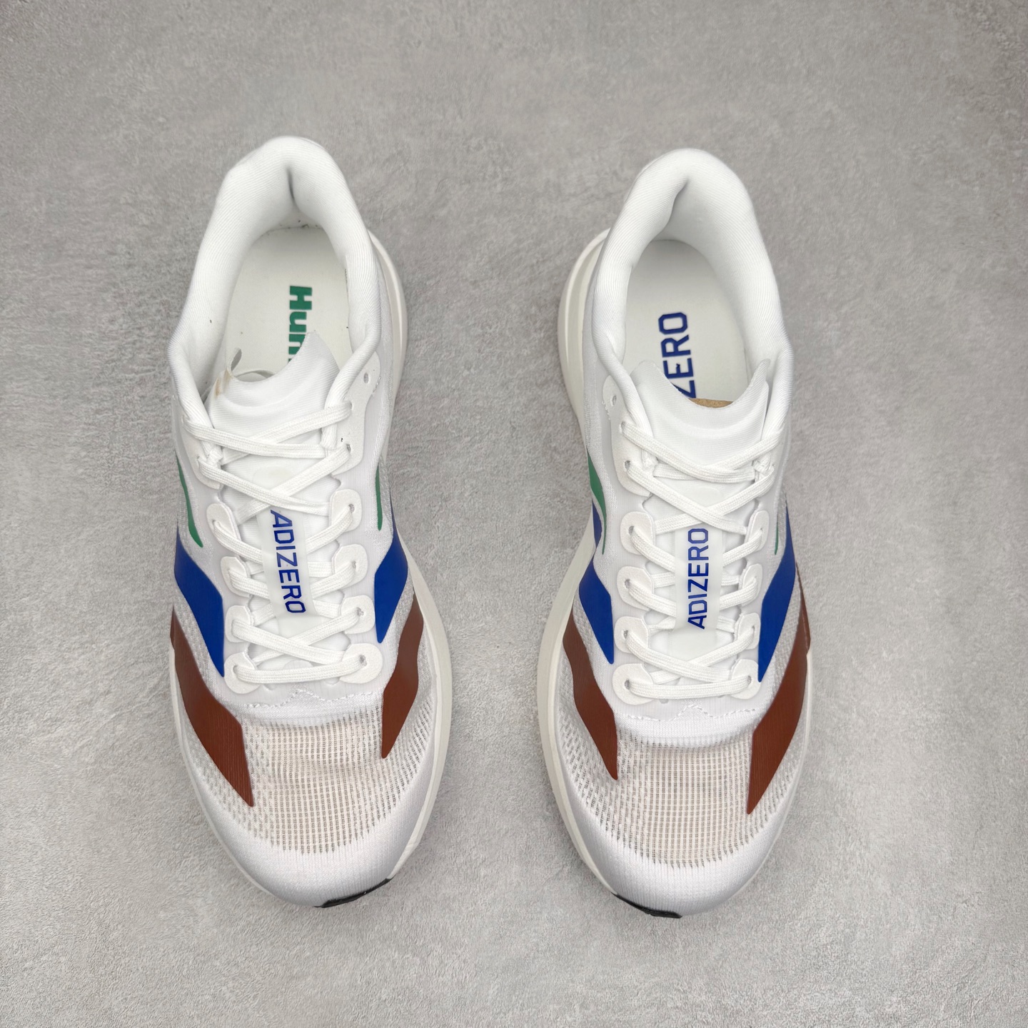 图片[2]-AD Adizero EVO SL 马拉松竞速专业跑鞋 KI3393 CELERMESH针织网面非常轻薄 纤维间的缝隙很大 可以保证跑步时的透气、排汗效果 鞋舌直接与两侧的内衬和鞋底连接在一起 在跑步过程中不会被鞋舌的左右移动所困扰 在标准鞋带孔的基础上再拓宽一组鞋带孔 适合不同脚型的需求 突破性 EnergyRods 技术，有助于跑者实现更好的成绩 中底独特的LIGHTSTRIKE PRO泡棉材质 微弹感觉在跑步过程中给予了良好的支撑体验 对于顶级精英和高水平进阶跑者来说 ADIOS PRO是一双值得信赖的竞速比赛用鞋 尺码：36 36.5 37.5 38 38.5 39 40 40.5 41 42 42.5 43 44 44.5 45-选品中心