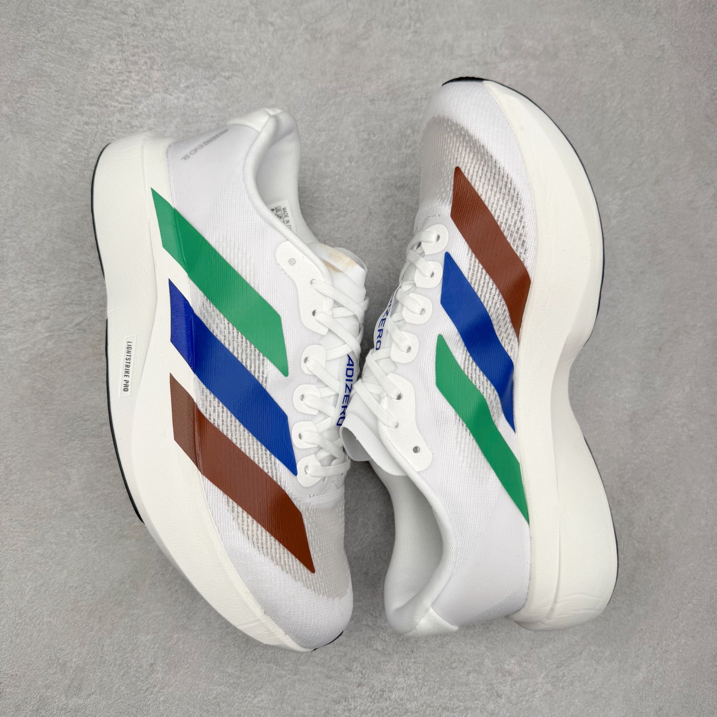 图片[3]-AD Adizero EVO SL 马拉松竞速专业跑鞋 KI3393 CELERMESH针织网面非常轻薄 纤维间的缝隙很大 可以保证跑步时的透气、排汗效果 鞋舌直接与两侧的内衬和鞋底连接在一起 在跑步过程中不会被鞋舌的左右移动所困扰 在标准鞋带孔的基础上再拓宽一组鞋带孔 适合不同脚型的需求 突破性 EnergyRods 技术，有助于跑者实现更好的成绩 中底独特的LIGHTSTRIKE PRO泡棉材质 微弹感觉在跑步过程中给予了良好的支撑体验 对于顶级精英和高水平进阶跑者来说 ADIOS PRO是一双值得信赖的竞速比赛用鞋 尺码：36 36.5 37.5 38 38.5 39 40 40.5 41 42 42.5 43 44 44.5 45-选品中心