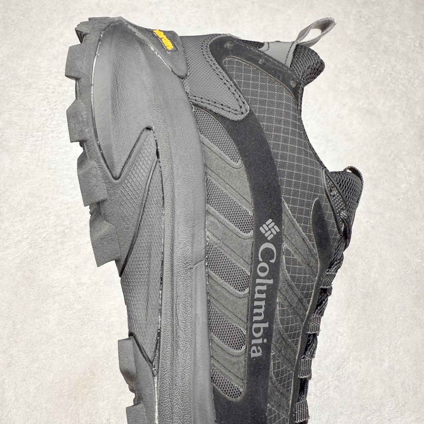 图片[6]-Columbia 哥伦比亚户外登山鞋休闲鞋户外越野徒步鞋广东大厂品质 面料采用进口磨砂牛皮 鞋底采用Vibram黄金大底 专门为鞋底设计的橡胶以出色的耐磨性，良好的防滑性，均匀的质地获得了众多品牌的认可Columbia成立于1938年，源自美国俄勒 州波特兰市，是有着80年悠久历史的国际户外品牌。作为户外科技的先驱者，哥伦比亚倡导“Tested Tough要玩就玩真的”品牌精神。实地测试文化作为其品牌基因，致力透过产品传递品牌精髓.Columbia执着于让消费者在户外得到专业的真实保护，可以更长时间地享受户外乐趣 尺码：40-45（运动码）-选品中心