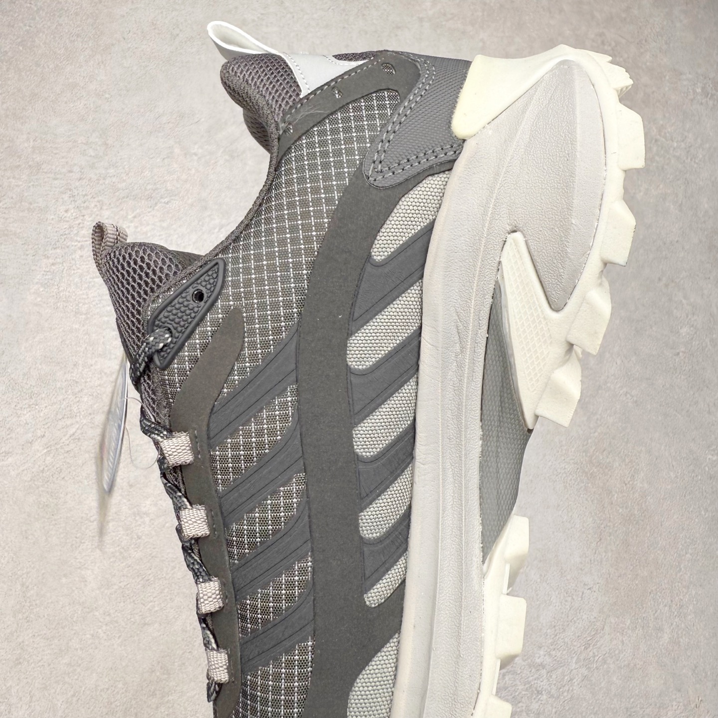 图片[7]-Columbia 哥伦比亚户外登山鞋休闲鞋户外越野徒步鞋广东大厂品质 面料采用进口磨砂牛皮 鞋底采用Vibram黄金大底 专门为鞋底设计的橡胶以出色的耐磨性，良好的防滑性，均匀的质地获得了众多品牌的认可Columbia成立于1938年，源自美国俄勒 州波特兰市，是有着80年悠久历史的国际户外品牌。作为户外科技的先驱者，哥伦比亚倡导“Tested Tough要玩就玩真的”品牌精神。实地测试文化作为其品牌基因，致力透过产品传递品牌精髓.Columbia执着于让消费者在户外得到专业的真实保护，可以更长时间地享受户外乐趣 尺码：40-45（运动码）-选品中心