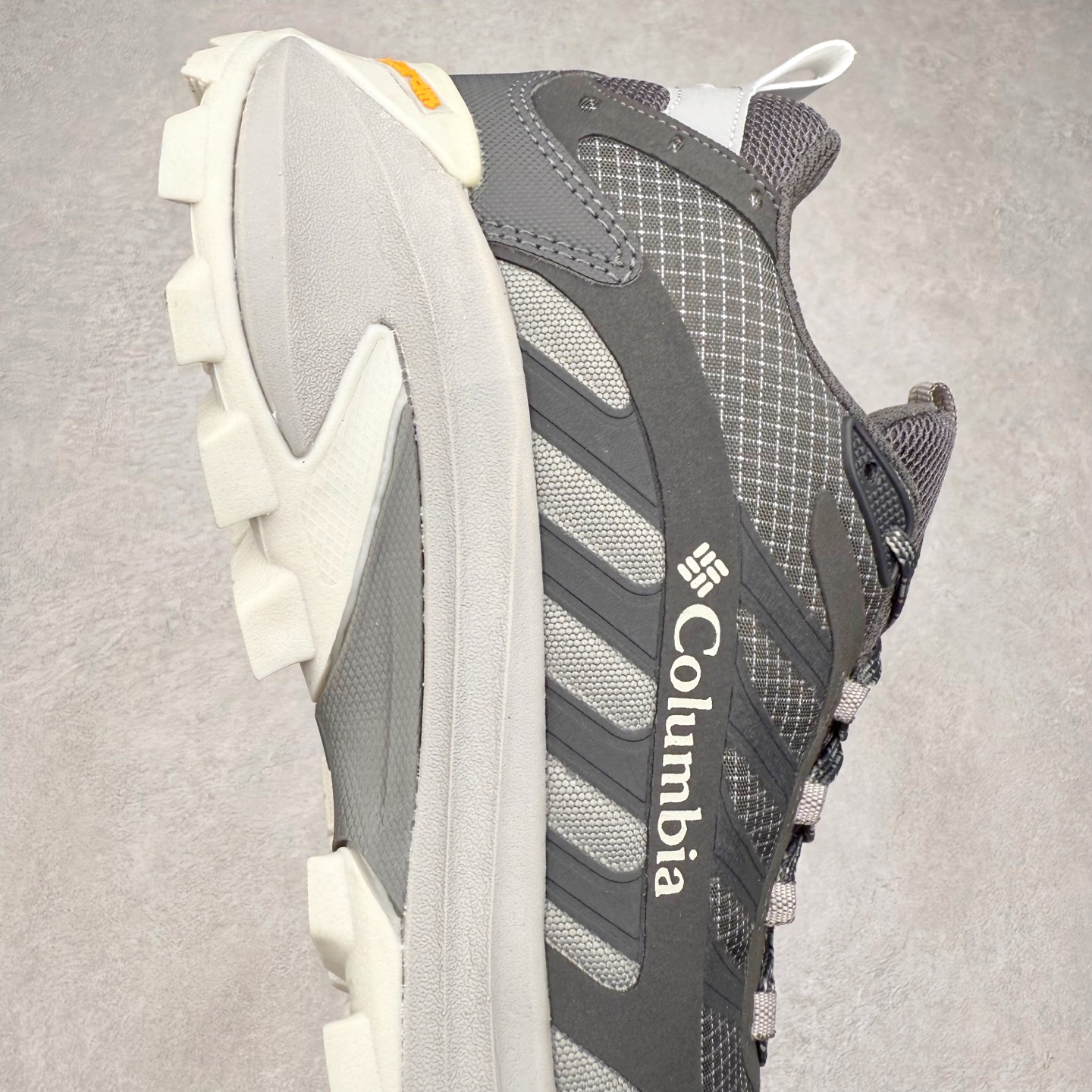 图片[6]-Columbia 哥伦比亚户外登山鞋休闲鞋户外越野徒步鞋广东大厂品质 面料采用进口磨砂牛皮 鞋底采用Vibram黄金大底 专门为鞋底设计的橡胶以出色的耐磨性，良好的防滑性，均匀的质地获得了众多品牌的认可Columbia成立于1938年，源自美国俄勒 州波特兰市，是有着80年悠久历史的国际户外品牌。作为户外科技的先驱者，哥伦比亚倡导“Tested Tough要玩就玩真的”品牌精神。实地测试文化作为其品牌基因，致力透过产品传递品牌精髓.Columbia执着于让消费者在户外得到专业的真实保护，可以更长时间地享受户外乐趣 尺码：40-45（运动码）-选品中心