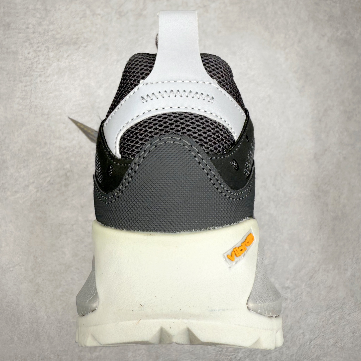 图片[8]-Columbia 哥伦比亚户外登山鞋休闲鞋户外越野徒步鞋广东大厂品质 面料采用进口磨砂牛皮 鞋底采用Vibram黄金大底 专门为鞋底设计的橡胶以出色的耐磨性，良好的防滑性，均匀的质地获得了众多品牌的认可Columbia成立于1938年，源自美国俄勒 州波特兰市，是有着80年悠久历史的国际户外品牌。作为户外科技的先驱者，哥伦比亚倡导“Tested Tough要玩就玩真的”品牌精神。实地测试文化作为其品牌基因，致力透过产品传递品牌精髓.Columbia执着于让消费者在户外得到专业的真实保护，可以更长时间地享受户外乐趣 尺码：40-45（运动码）-选品中心