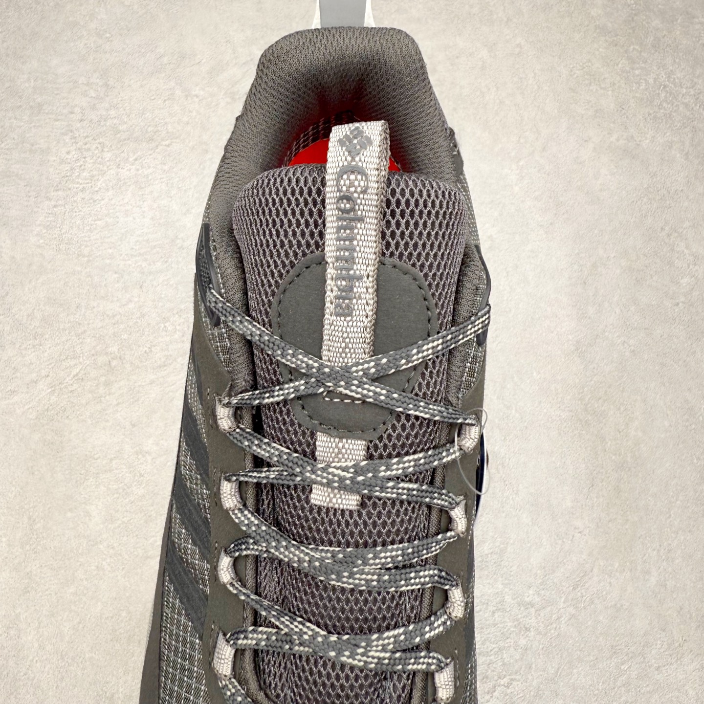 图片[5]-Columbia 哥伦比亚户外登山鞋休闲鞋户外越野徒步鞋广东大厂品质 面料采用进口磨砂牛皮 鞋底采用Vibram黄金大底 专门为鞋底设计的橡胶以出色的耐磨性，良好的防滑性，均匀的质地获得了众多品牌的认可Columbia成立于1938年，源自美国俄勒 州波特兰市，是有着80年悠久历史的国际户外品牌。作为户外科技的先驱者，哥伦比亚倡导“Tested Tough要玩就玩真的”品牌精神。实地测试文化作为其品牌基因，致力透过产品传递品牌精髓.Columbia执着于让消费者在户外得到专业的真实保护，可以更长时间地享受户外乐趣 尺码：40-45（运动码）-选品中心