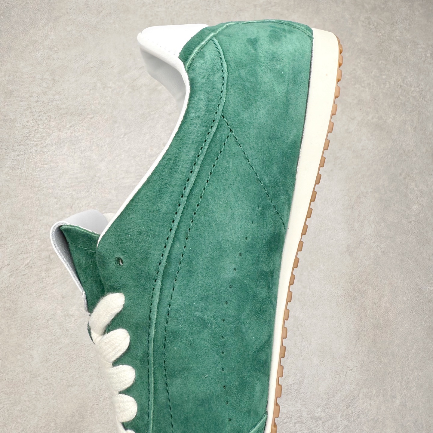 图片[7]-Alo yoga Sunset 舒适生活休闲鞋 男女同款 品牌故事Alo Yoga于2007年创立于洛杉矶，意在传播有意识的运动，同时激发人们的健康识与创造力。品牌的核心理念在于制作能够带来完美体验的瑜伽服饰与功能性单品，让有意识的运动融入并改变生活。Alo Yoga将其设计延伸到日常服饰概念，坚持不懈地捕捉当代时尚潮流，将品牌的运动美学理念、精致前卫的设计与舒适功能面料完美结合。与此同时，Alo Yoga的设计受到了时尚界人士与名人们的追捧，Talor Swift、Kendall Jenner等街拍照片中都曾出现品牌不同单品的身影。实拍调校N版已经零色差零失真 百分百还原实物色彩所见即所得 不存在货不对板色差等低级问题 选购参考实物拍摄 不混卖不参货 只用心做好货严格选品 承诺混一赔十 尺码：36 36.5 37.5 38 38.5 39 40 40.5 41 42 42.5 43 44 44.5 45-选品中心