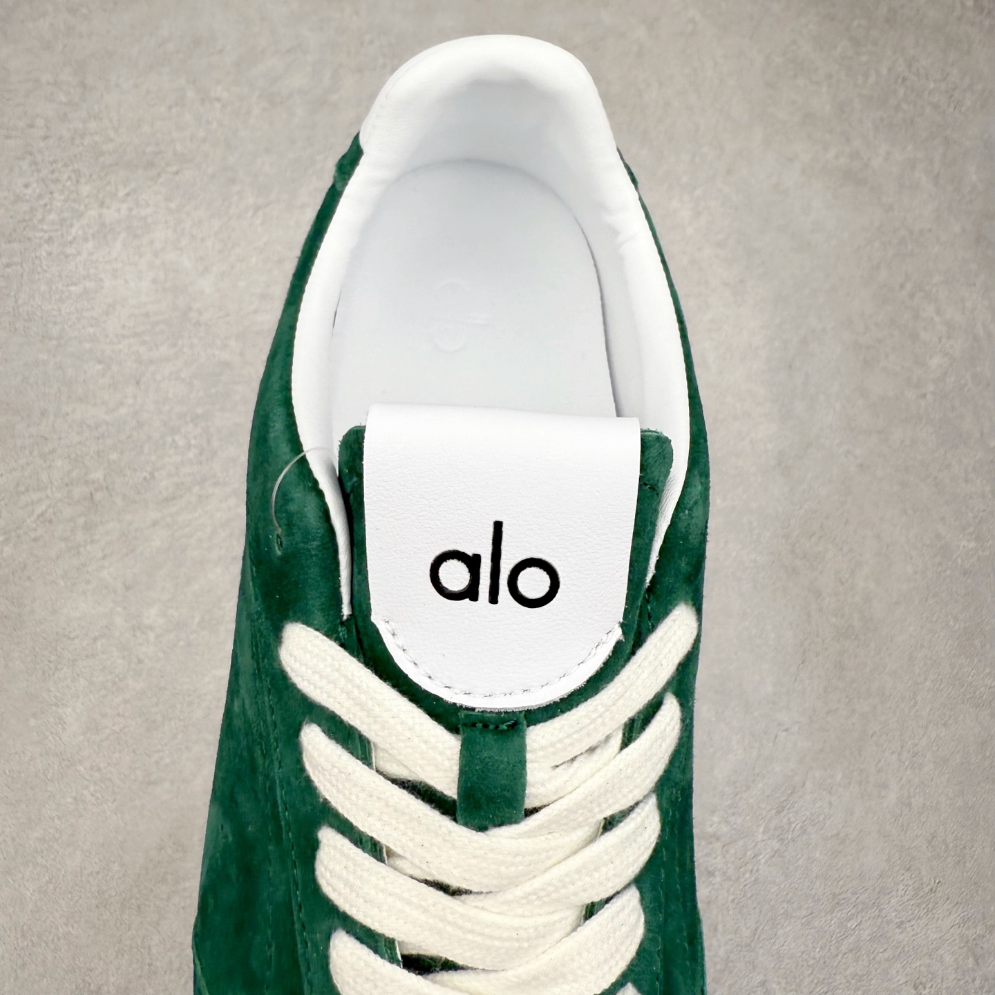 图片[5]-Alo yoga Sunset 舒适生活休闲鞋 男女同款 品牌故事Alo Yoga于2007年创立于洛杉矶，意在传播有意识的运动，同时激发人们的健康识与创造力。品牌的核心理念在于制作能够带来完美体验的瑜伽服饰与功能性单品，让有意识的运动融入并改变生活。Alo Yoga将其设计延伸到日常服饰概念，坚持不懈地捕捉当代时尚潮流，将品牌的运动美学理念、精致前卫的设计与舒适功能面料完美结合。与此同时，Alo Yoga的设计受到了时尚界人士与名人们的追捧，Talor Swift、Kendall Jenner等街拍照片中都曾出现品牌不同单品的身影。实拍调校N版已经零色差零失真 百分百还原实物色彩所见即所得 不存在货不对板色差等低级问题 选购参考实物拍摄 不混卖不参货 只用心做好货严格选品 承诺混一赔十 尺码：36 36.5 37.5 38 38.5 39 40 40.5 41 42 42.5 43 44 44.5 45-选品中心