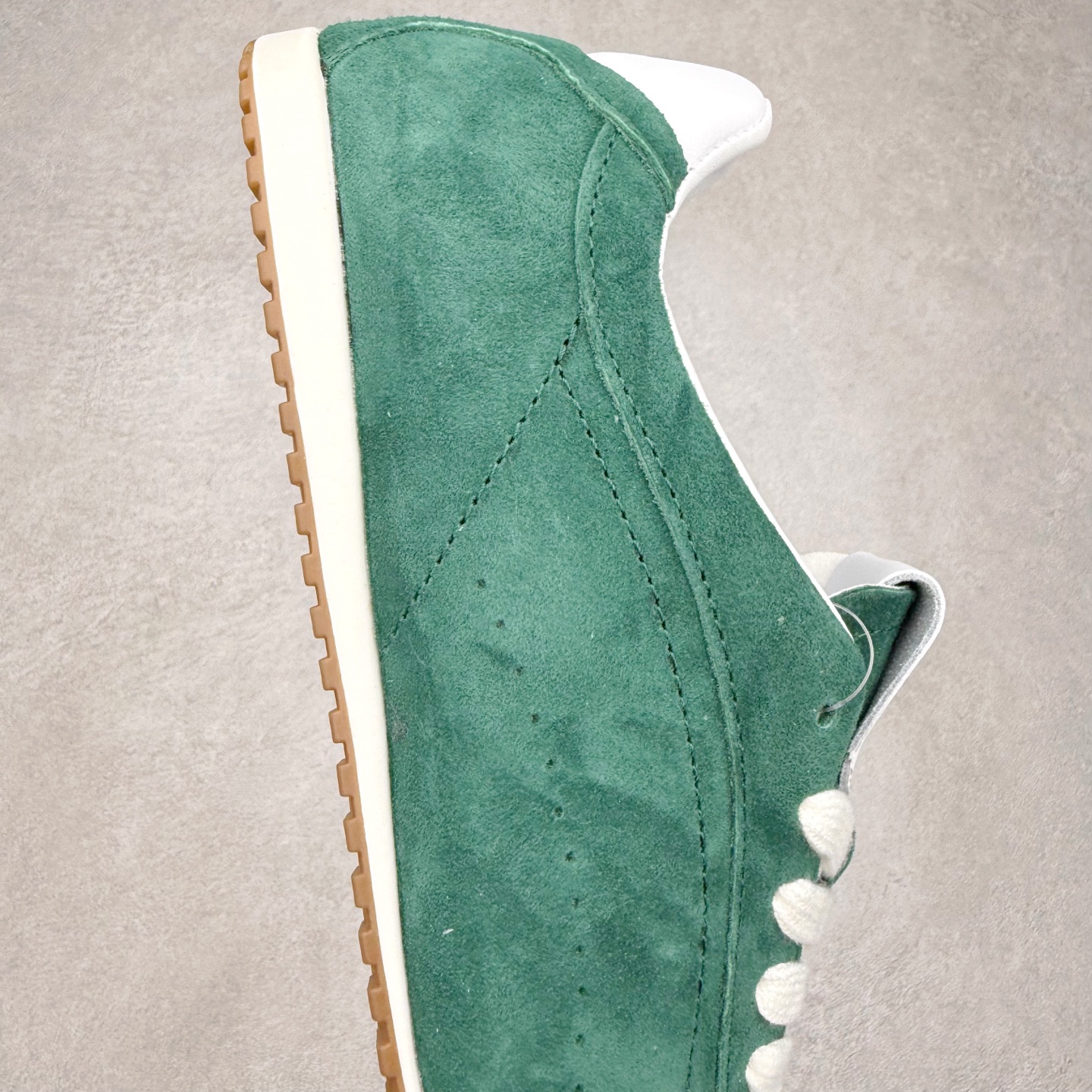 图片[6]-Alo yoga Sunset 舒适生活休闲鞋 男女同款 品牌故事Alo Yoga于2007年创立于洛杉矶，意在传播有意识的运动，同时激发人们的健康识与创造力。品牌的核心理念在于制作能够带来完美体验的瑜伽服饰与功能性单品，让有意识的运动融入并改变生活。Alo Yoga将其设计延伸到日常服饰概念，坚持不懈地捕捉当代时尚潮流，将品牌的运动美学理念、精致前卫的设计与舒适功能面料完美结合。与此同时，Alo Yoga的设计受到了时尚界人士与名人们的追捧，Talor Swift、Kendall Jenner等街拍照片中都曾出现品牌不同单品的身影。实拍调校N版已经零色差零失真 百分百还原实物色彩所见即所得 不存在货不对板色差等低级问题 选购参考实物拍摄 不混卖不参货 只用心做好货严格选品 承诺混一赔十 尺码：36 36.5 37.5 38 38.5 39 40 40.5 41 42 42.5 43 44 44.5 45-选品中心