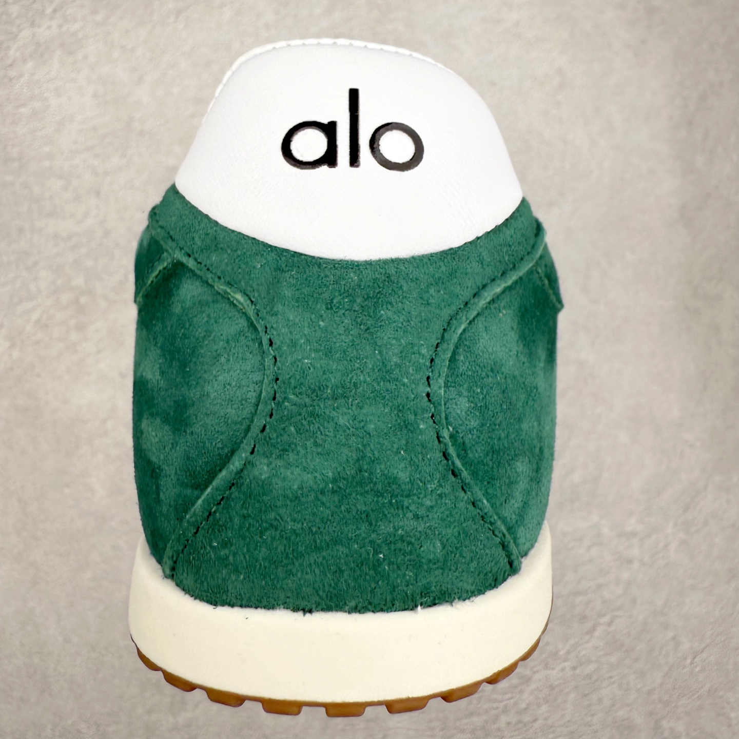 图片[8]-Alo yoga Sunset 舒适生活休闲鞋 男女同款 品牌故事Alo Yoga于2007年创立于洛杉矶，意在传播有意识的运动，同时激发人们的健康识与创造力。品牌的核心理念在于制作能够带来完美体验的瑜伽服饰与功能性单品，让有意识的运动融入并改变生活。Alo Yoga将其设计延伸到日常服饰概念，坚持不懈地捕捉当代时尚潮流，将品牌的运动美学理念、精致前卫的设计与舒适功能面料完美结合。与此同时，Alo Yoga的设计受到了时尚界人士与名人们的追捧，Talor Swift、Kendall Jenner等街拍照片中都曾出现品牌不同单品的身影。实拍调校N版已经零色差零失真 百分百还原实物色彩所见即所得 不存在货不对板色差等低级问题 选购参考实物拍摄 不混卖不参货 只用心做好货严格选品 承诺混一赔十 尺码：36 36.5 37.5 38 38.5 39 40 40.5 41 42 42.5 43 44 44.5 45-选品中心