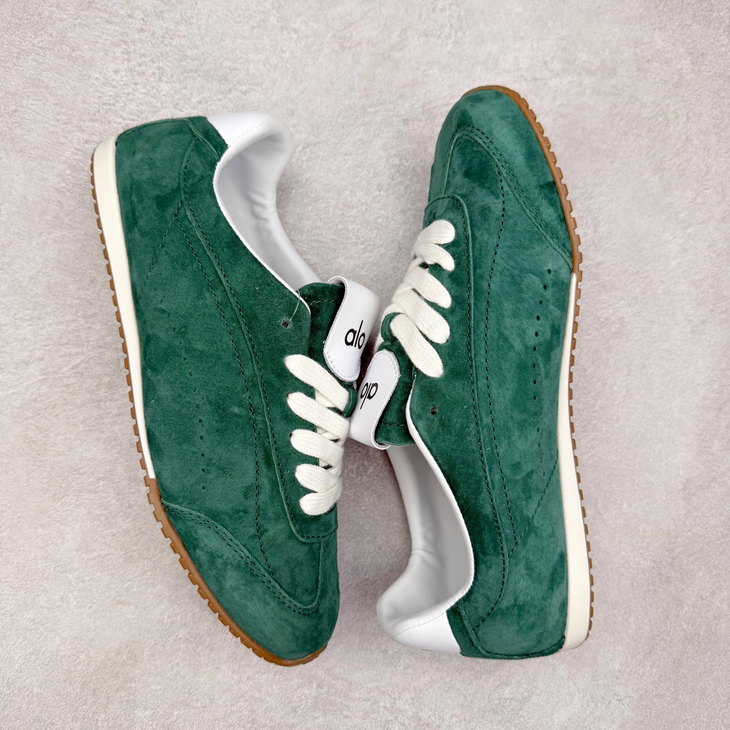 图片[3]-Alo yoga Sunset 舒适生活休闲鞋 男女同款 品牌故事Alo Yoga于2007年创立于洛杉矶，意在传播有意识的运动，同时激发人们的健康识与创造力。品牌的核心理念在于制作能够带来完美体验的瑜伽服饰与功能性单品，让有意识的运动融入并改变生活。Alo Yoga将其设计延伸到日常服饰概念，坚持不懈地捕捉当代时尚潮流，将品牌的运动美学理念、精致前卫的设计与舒适功能面料完美结合。与此同时，Alo Yoga的设计受到了时尚界人士与名人们的追捧，Talor Swift、Kendall Jenner等街拍照片中都曾出现品牌不同单品的身影。实拍调校N版已经零色差零失真 百分百还原实物色彩所见即所得 不存在货不对板色差等低级问题 选购参考实物拍摄 不混卖不参货 只用心做好货严格选品 承诺混一赔十 尺码：36 36.5 37.5 38 38.5 39 40 40.5 41 42 42.5 43 44 44.5 45-选品中心