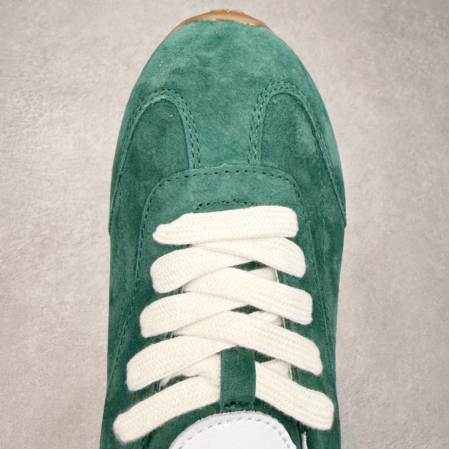 图片[4]-Alo yoga Sunset 舒适生活休闲鞋 男女同款 品牌故事Alo Yoga于2007年创立于洛杉矶，意在传播有意识的运动，同时激发人们的健康识与创造力。品牌的核心理念在于制作能够带来完美体验的瑜伽服饰与功能性单品，让有意识的运动融入并改变生活。Alo Yoga将其设计延伸到日常服饰概念，坚持不懈地捕捉当代时尚潮流，将品牌的运动美学理念、精致前卫的设计与舒适功能面料完美结合。与此同时，Alo Yoga的设计受到了时尚界人士与名人们的追捧，Talor Swift、Kendall Jenner等街拍照片中都曾出现品牌不同单品的身影。实拍调校N版已经零色差零失真 百分百还原实物色彩所见即所得 不存在货不对板色差等低级问题 选购参考实物拍摄 不混卖不参货 只用心做好货严格选品 承诺混一赔十 尺码：36 36.5 37.5 38 38.5 39 40 40.5 41 42 42.5 43 44 44.5 45-选品中心