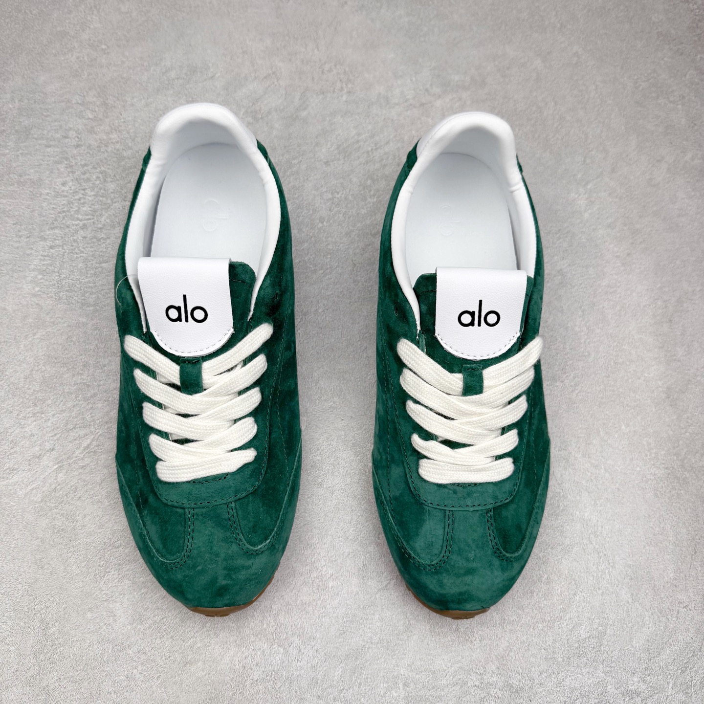 图片[2]-Alo yoga Sunset 舒适生活休闲鞋 男女同款 品牌故事Alo Yoga于2007年创立于洛杉矶，意在传播有意识的运动，同时激发人们的健康识与创造力。品牌的核心理念在于制作能够带来完美体验的瑜伽服饰与功能性单品，让有意识的运动融入并改变生活。Alo Yoga将其设计延伸到日常服饰概念，坚持不懈地捕捉当代时尚潮流，将品牌的运动美学理念、精致前卫的设计与舒适功能面料完美结合。与此同时，Alo Yoga的设计受到了时尚界人士与名人们的追捧，Talor Swift、Kendall Jenner等街拍照片中都曾出现品牌不同单品的身影。实拍调校N版已经零色差零失真 百分百还原实物色彩所见即所得 不存在货不对板色差等低级问题 选购参考实物拍摄 不混卖不参货 只用心做好货严格选品 承诺混一赔十 尺码：36 36.5 37.5 38 38.5 39 40 40.5 41 42 42.5 43 44 44.5 45-选品中心