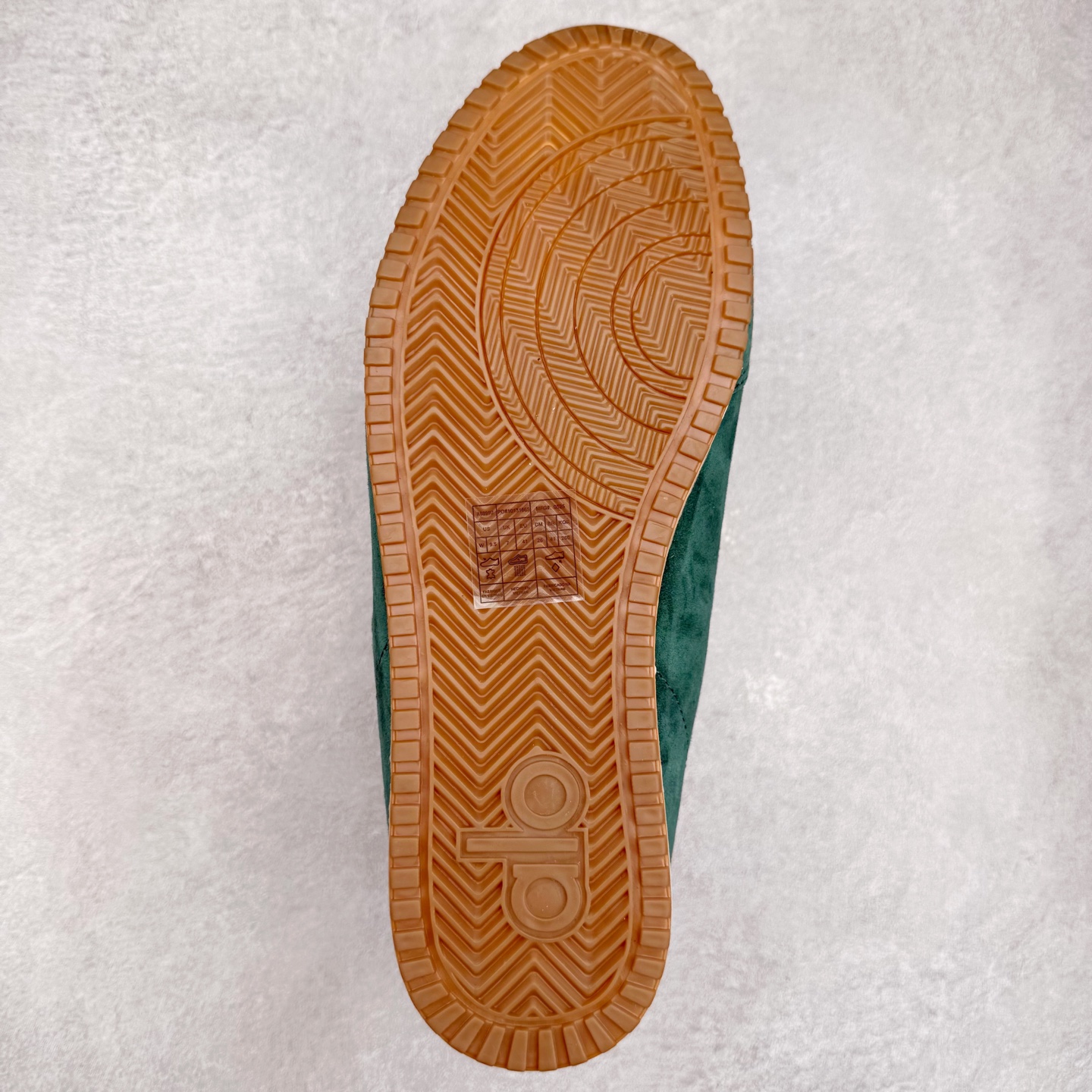 图片[9]-Alo yoga Sunset 舒适生活休闲鞋 男女同款 品牌故事Alo Yoga于2007年创立于洛杉矶，意在传播有意识的运动，同时激发人们的健康识与创造力。品牌的核心理念在于制作能够带来完美体验的瑜伽服饰与功能性单品，让有意识的运动融入并改变生活。Alo Yoga将其设计延伸到日常服饰概念，坚持不懈地捕捉当代时尚潮流，将品牌的运动美学理念、精致前卫的设计与舒适功能面料完美结合。与此同时，Alo Yoga的设计受到了时尚界人士与名人们的追捧，Talor Swift、Kendall Jenner等街拍照片中都曾出现品牌不同单品的身影。实拍调校N版已经零色差零失真 百分百还原实物色彩所见即所得 不存在货不对板色差等低级问题 选购参考实物拍摄 不混卖不参货 只用心做好货严格选品 承诺混一赔十 尺码：36 36.5 37.5 38 38.5 39 40 40.5 41 42 42.5 43 44 44.5 45-选品中心