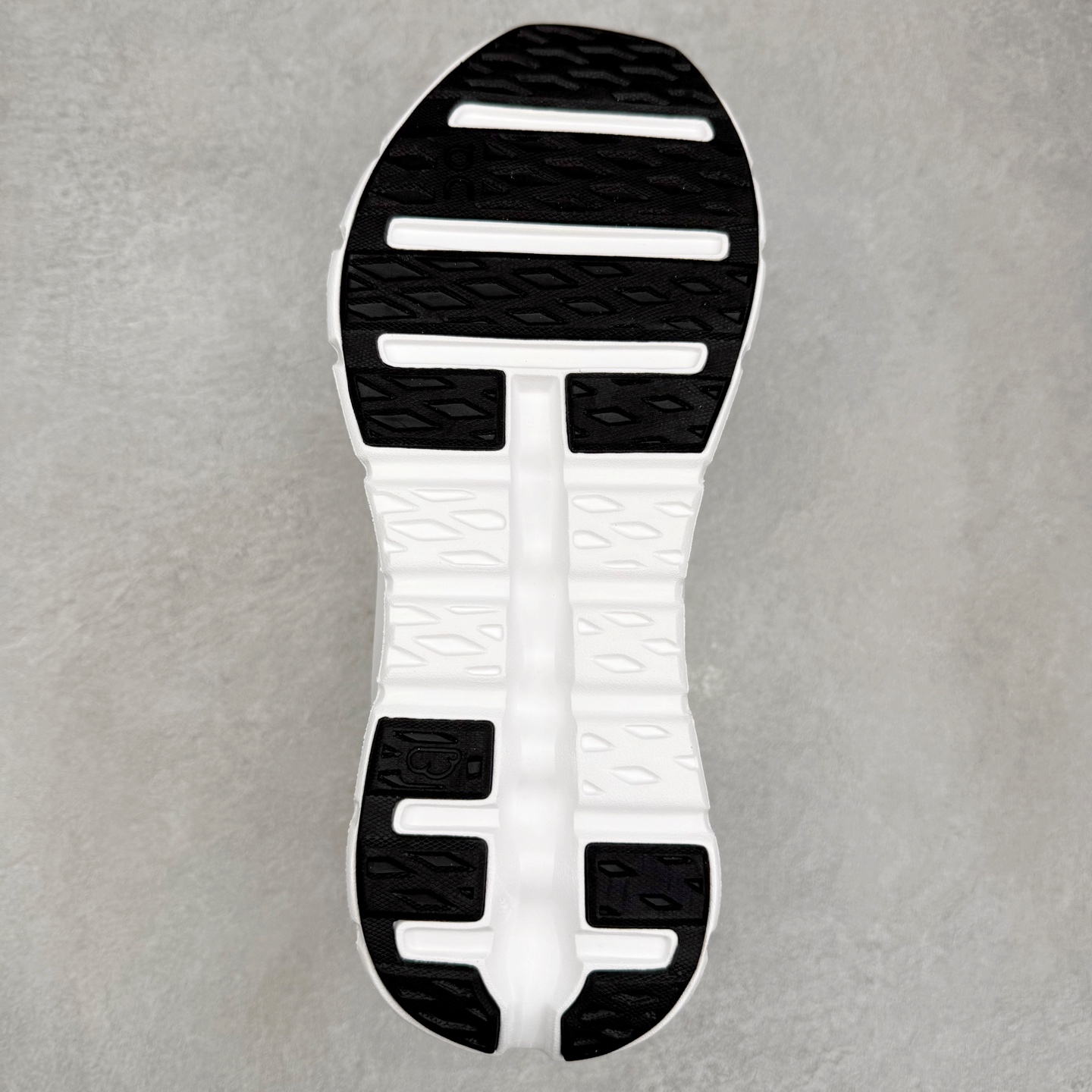 图片[9]-＃M纯原 LOEWE x On Cloudtilt 2.0 昂跑罗意威联名 圆头系带生活休闲鞋 此运动品牌 开创于2010年 缓震着陆、强效回弹、轻柔质感的设计构思始终是ON研制关键 与此同时基于“为全球提供革新性的跑步感受”信念 陆续推出了多款跑鞋及其以专业运动人体跑步工程学为设计关键的功能性跑步服饰设备 让跑者不费力气地畅快畅跑 尺码：36 36.5 37.5 38 38.5 39 40 40.5 41 42 42.5 43 44 44.5 45 46-选品中心