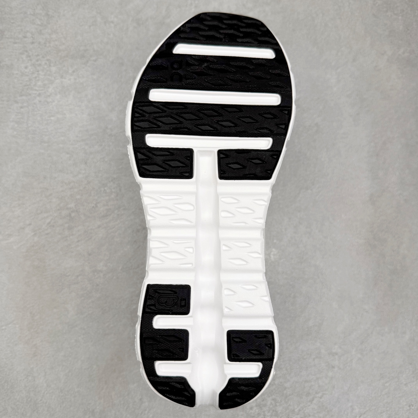 图片[9]-＃M纯原 LOEWE x On Cloudtilt 2.0 昂跑罗意威联名 圆头系带生活休闲鞋 此运动品牌 开创于2010年 缓震着陆、强效回弹、轻柔质感的设计构思始终是ON研制关键 与此同时基于“为全球提供革新性的跑步感受”信念 陆续推出了多款跑鞋及其以专业运动人体跑步工程学为设计关键的功能性跑步服饰设备 让跑者不费力气地畅快畅跑 尺码：36 36.5 37.5 38 38.5 39 40 40.5 41 42 42.5 43 44 44.5 45 46-选品中心