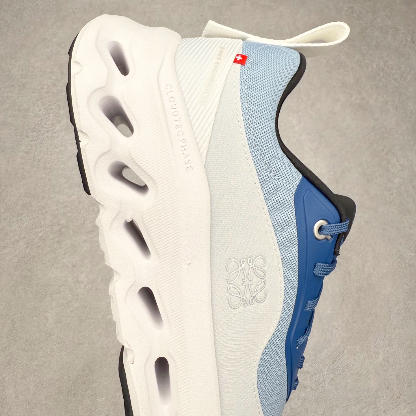 图片[6]-＃M纯原 LOEWE x On Cloudtilt 2.0 昂跑罗意威联名 圆头系带生活休闲鞋 此运动品牌 开创于2010年 缓震着陆、强效回弹、轻柔质感的设计构思始终是ON研制关键 与此同时基于“为全球提供革新性的跑步感受”信念 陆续推出了多款跑鞋及其以专业运动人体跑步工程学为设计关键的功能性跑步服饰设备 让跑者不费力气地畅快畅跑 尺码：36 36.5 37.5 38 38.5 39 40 40.5 41 42 42.5 43 44 44.5 45 46-选品中心