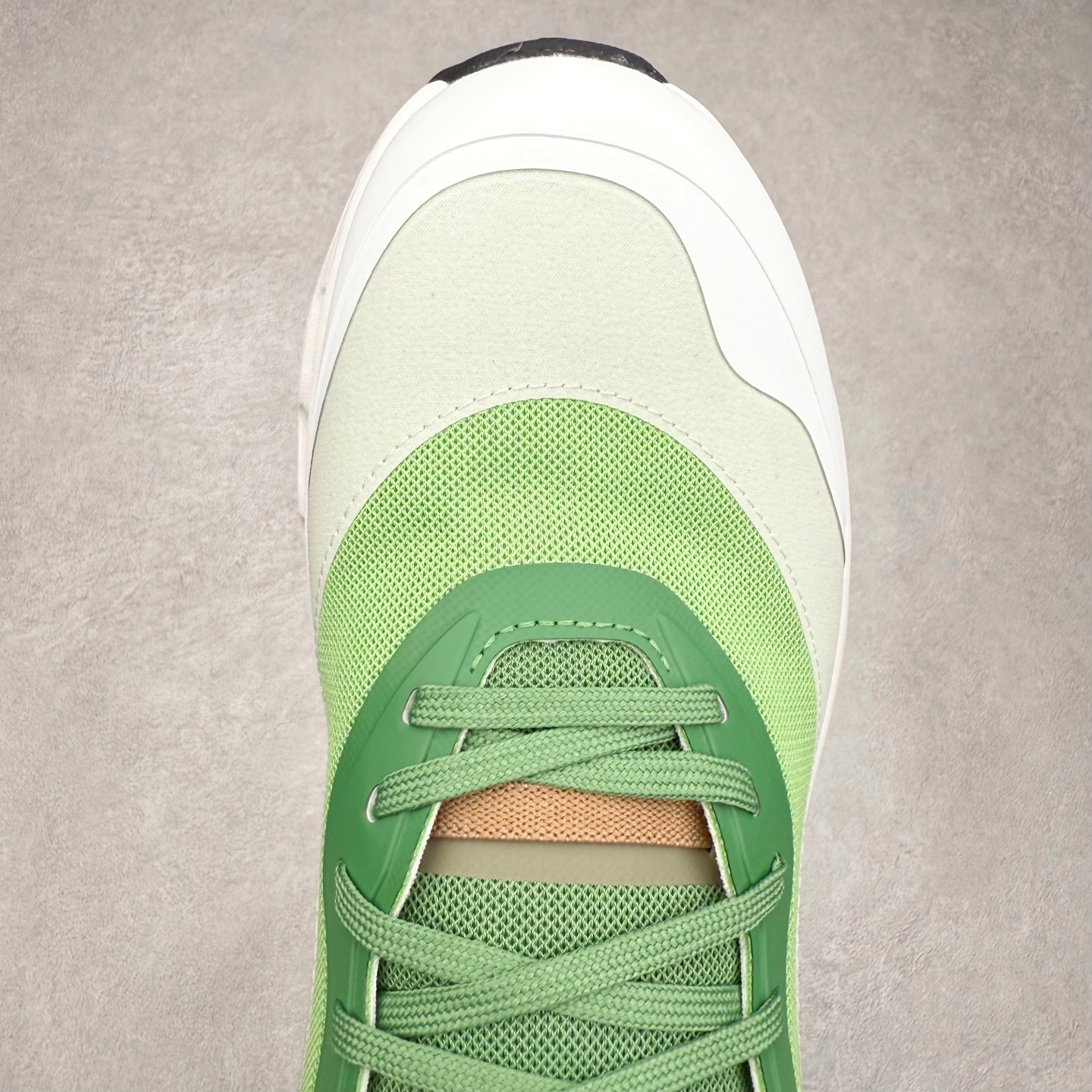 图片[4]-＃M纯原 LOEWE x On Cloudtilt 2.0 昂跑罗意威联名 圆头系带生活休闲鞋 此运动品牌 开创于2010年 缓震着陆、强效回弹、轻柔质感的设计构思始终是ON研制关键 与此同时基于“为全球提供革新性的跑步感受”信念 陆续推出了多款跑鞋及其以专业运动人体跑步工程学为设计关键的功能性跑步服饰设备 让跑者不费力气地畅快畅跑 尺码：36 36.5 37.5 38 38.5 39 40 40.5 41 42 42.5 43 44 44.5 45 46-选品中心