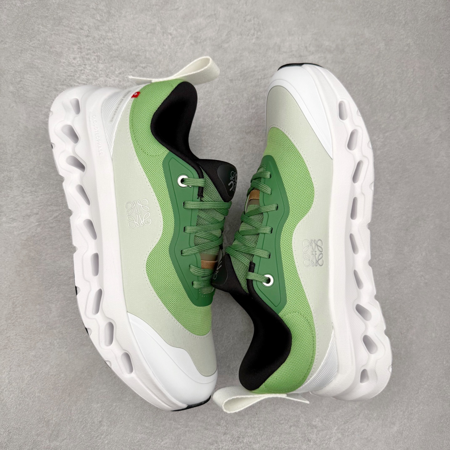 图片[3]-＃M纯原 LOEWE x On Cloudtilt 2.0 昂跑罗意威联名 圆头系带生活休闲鞋 此运动品牌 开创于2010年 缓震着陆、强效回弹、轻柔质感的设计构思始终是ON研制关键 与此同时基于“为全球提供革新性的跑步感受”信念 陆续推出了多款跑鞋及其以专业运动人体跑步工程学为设计关键的功能性跑步服饰设备 让跑者不费力气地畅快畅跑 尺码：36 36.5 37.5 38 38.5 39 40 40.5 41 42 42.5 43 44 44.5 45 46-选品中心