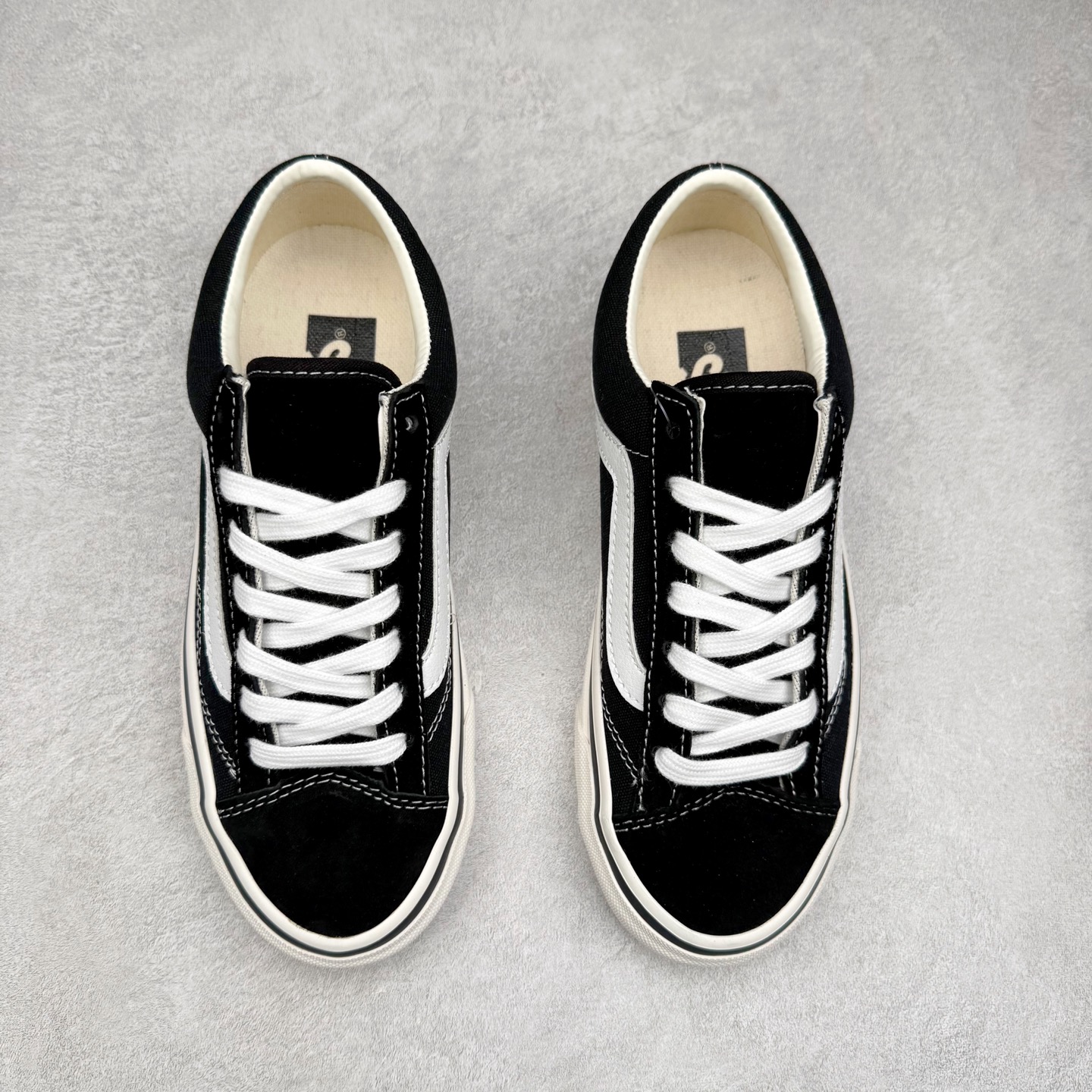 图片[2]-VANS高阶小头黑 OG玩家必备‼️ Vans Premium Old Skool 36 范斯高阶 小头黑白休闲硫化板鞋 OG元祖鞋型复刻 经典黑白条纹永不过时 加宽鞋楦设计 适合脚不挤脚 升级加厚记忆棉鞋垫 踩屎感直接拉满 缓震硫化底 滑板暴走都不累 货号：VN000E8VBPT 尺码：35 36 36.5 37 38 38.5 39 40 40.5 41 42 42.5 43 44-选品中心