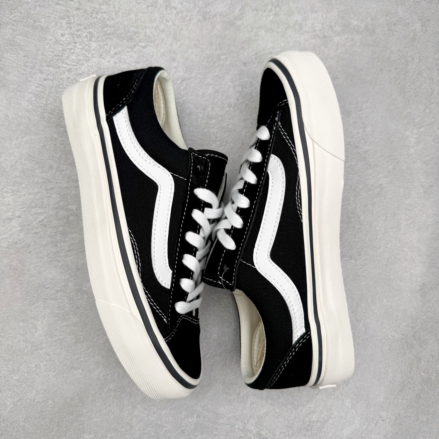 图片[3]-VANS高阶小头黑 OG玩家必备‼️ Vans Premium Old Skool 36 范斯高阶 小头黑白休闲硫化板鞋 OG元祖鞋型复刻 经典黑白条纹永不过时 加宽鞋楦设计 适合脚不挤脚 升级加厚记忆棉鞋垫 踩屎感直接拉满 缓震硫化底 滑板暴走都不累 货号：VN000E8VBPT 尺码：35 36 36.5 37 38 38.5 39 40 40.5 41 42 42.5 43 44-选品中心
