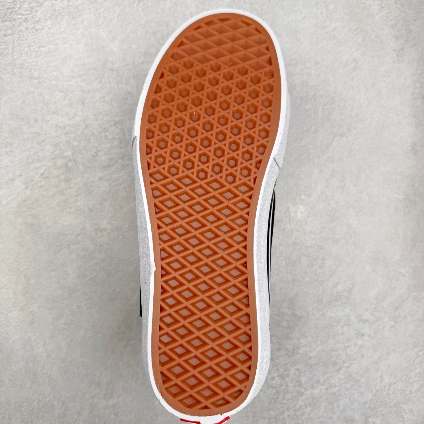 图片[9]-Vans Sk8-Low 和平鸽联名 范斯复古休闲硫化帆布板鞋 鞋款以SK8-Low鞋身为蓝本 鞋面以黑色麂皮搭配防水帆布材质打造整体鞋身 减震EVA鞋垫装置增强脚感体验 货号：VN0A347UVGD1 尺码：35 36 36.5 37 38 38.5 39 40 40.5 41 42 42.5 43 44-选品中心