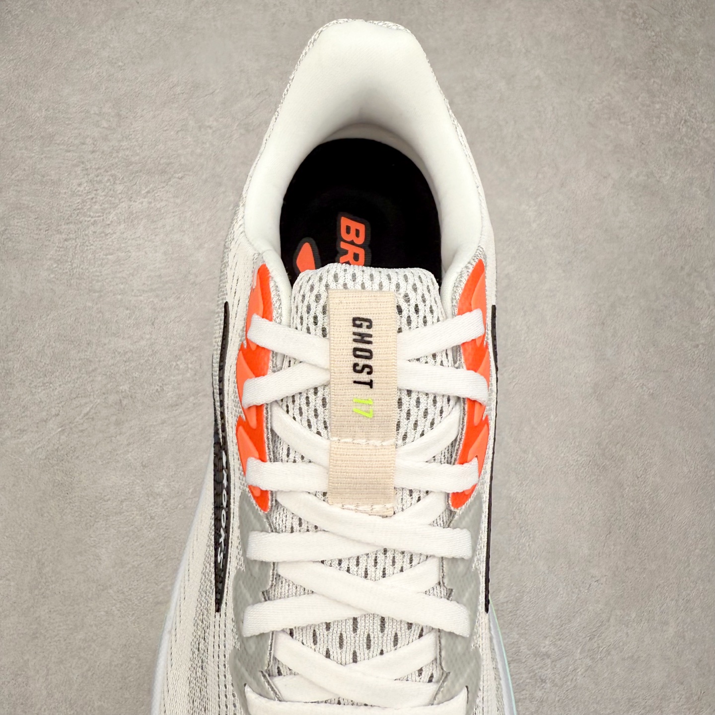 图片[5]-Brooks布鲁克斯 Ghost 17 马拉松舒适百搭防滑耐磨低帮跑步鞋 Brooks 四大跑鞋之一 百年品牌 跑鞋从外形上基本就能判断这是一款速度跑鞋 简洁干练的外形结构和极强的运动流线型看着非常有速度感 上脚的第一感觉是非常轻 美码9码的鞋单只206g不到 从个人偏好来说 200g左右的竞速鞋最具安全感 鞋面采用单层网布 很薄 前掌使用了大量开放式网眼 排气直接快速 透气性上乘 鞋舌也是轻量化设计 仅为一层麂皮 和脚背完美贴合 鞋舌中央有个防偏穿孔 从实际穿着来看 通常鞋舌都是外偏 如果是防偏穿孔位于中心 防偏效果其实并不十分有效 如果采用趋外侧的偏心设计更有效 鞋帮泡棉填充量不大 但非常紧凑 贴合舒适 包裹稳固 内置硬质TPU保证必要的稳定性 跑鞋中底采用的是DNA FLASH科技材料 DNA FLASH中底科技 是Brooks第一款将氮气注入中底的创新科技 主要原理是借助“超临界流体”发泡技术 将液态氮稳定的转化为气态氮 并使其均匀地形成无数紧密贴合的密闭式气囊结构 尺码：36 36.5 37.5 38 38.5 39 40 40.5 41 42 42.5 43 44 44.5 45 46-选品中心