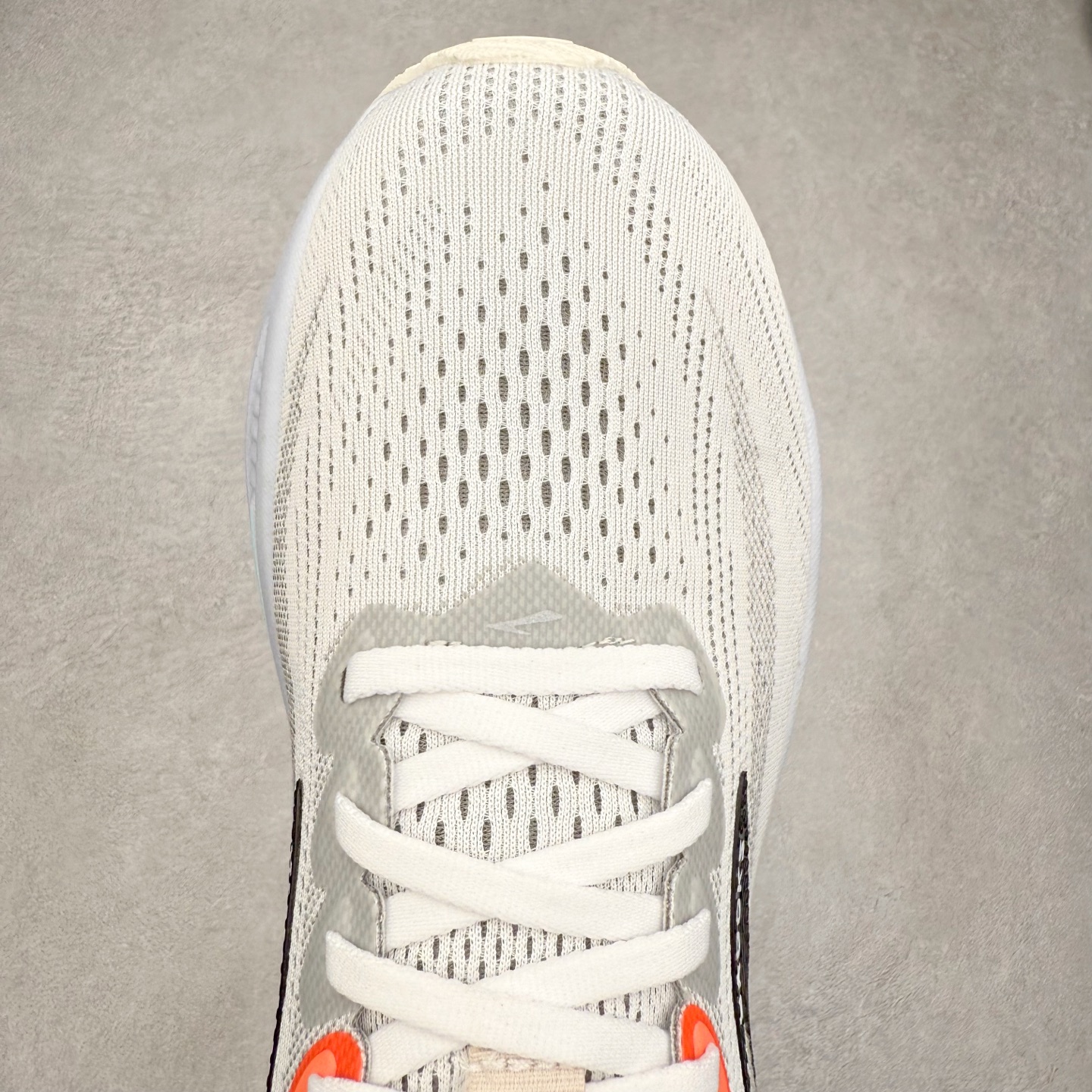 图片[4]-Brooks布鲁克斯 Ghost 17 马拉松舒适百搭防滑耐磨低帮跑步鞋 Brooks 四大跑鞋之一 百年品牌 跑鞋从外形上基本就能判断这是一款速度跑鞋 简洁干练的外形结构和极强的运动流线型看着非常有速度感 上脚的第一感觉是非常轻 美码9码的鞋单只206g不到 从个人偏好来说 200g左右的竞速鞋最具安全感 鞋面采用单层网布 很薄 前掌使用了大量开放式网眼 排气直接快速 透气性上乘 鞋舌也是轻量化设计 仅为一层麂皮 和脚背完美贴合 鞋舌中央有个防偏穿孔 从实际穿着来看 通常鞋舌都是外偏 如果是防偏穿孔位于中心 防偏效果其实并不十分有效 如果采用趋外侧的偏心设计更有效 鞋帮泡棉填充量不大 但非常紧凑 贴合舒适 包裹稳固 内置硬质TPU保证必要的稳定性 跑鞋中底采用的是DNA FLASH科技材料 DNA FLASH中底科技 是Brooks第一款将氮气注入中底的创新科技 主要原理是借助“超临界流体”发泡技术 将液态氮稳定的转化为气态氮 并使其均匀地形成无数紧密贴合的密闭式气囊结构 尺码：36 36.5 37.5 38 38.5 39 40 40.5 41 42 42.5 43 44 44.5 45 46-选品中心