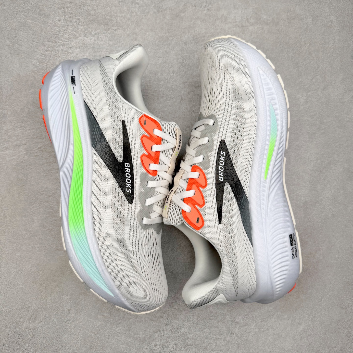 图片[3]-Brooks布鲁克斯 Ghost 17 马拉松舒适百搭防滑耐磨低帮跑步鞋 Brooks 四大跑鞋之一 百年品牌 跑鞋从外形上基本就能判断这是一款速度跑鞋 简洁干练的外形结构和极强的运动流线型看着非常有速度感 上脚的第一感觉是非常轻 美码9码的鞋单只206g不到 从个人偏好来说 200g左右的竞速鞋最具安全感 鞋面采用单层网布 很薄 前掌使用了大量开放式网眼 排气直接快速 透气性上乘 鞋舌也是轻量化设计 仅为一层麂皮 和脚背完美贴合 鞋舌中央有个防偏穿孔 从实际穿着来看 通常鞋舌都是外偏 如果是防偏穿孔位于中心 防偏效果其实并不十分有效 如果采用趋外侧的偏心设计更有效 鞋帮泡棉填充量不大 但非常紧凑 贴合舒适 包裹稳固 内置硬质TPU保证必要的稳定性 跑鞋中底采用的是DNA FLASH科技材料 DNA FLASH中底科技 是Brooks第一款将氮气注入中底的创新科技 主要原理是借助“超临界流体”发泡技术 将液态氮稳定的转化为气态氮 并使其均匀地形成无数紧密贴合的密闭式气囊结构 尺码：36 36.5 37.5 38 38.5 39 40 40.5 41 42 42.5 43 44 44.5 45 46-选品中心