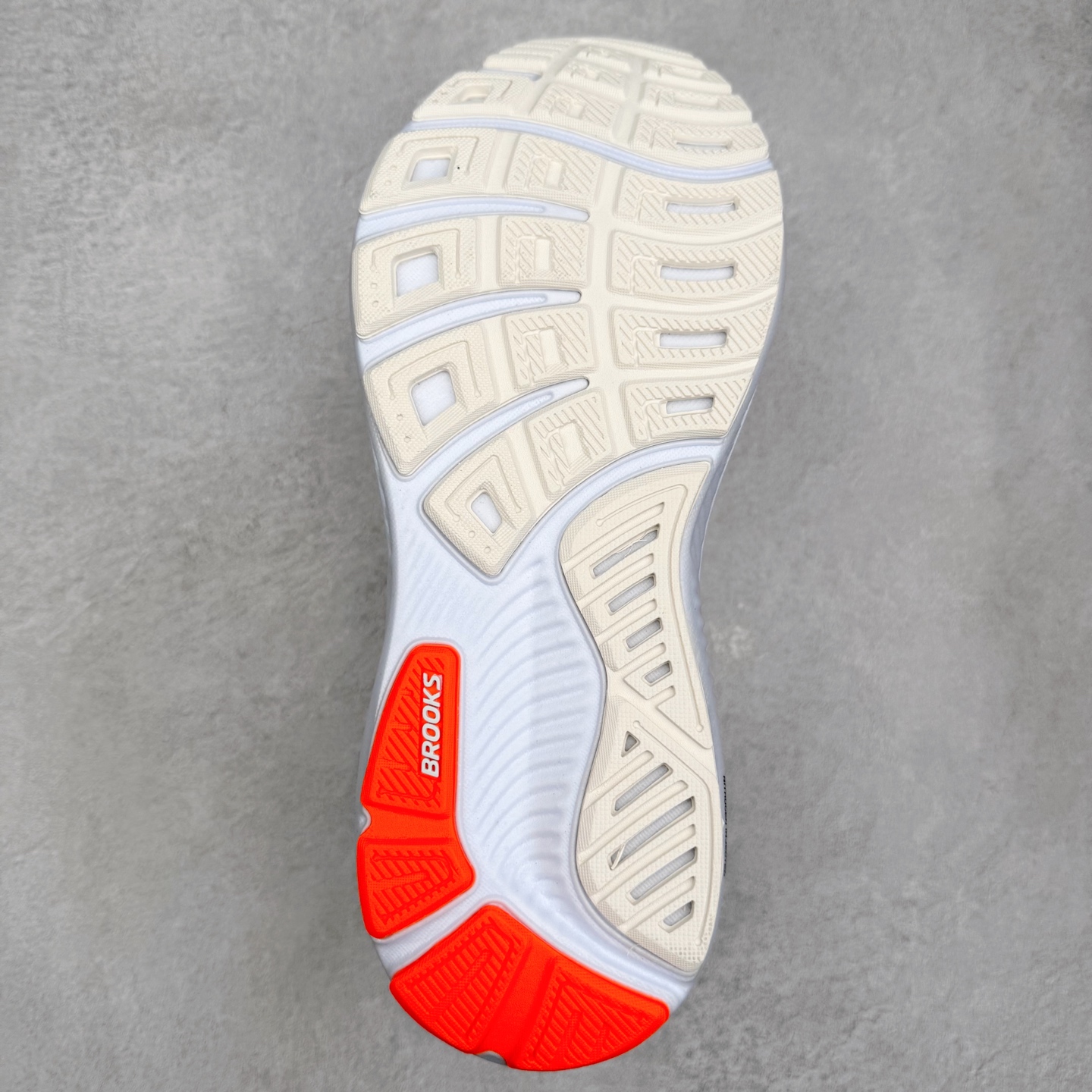 图片[9]-Brooks布鲁克斯 Ghost 17 马拉松舒适百搭防滑耐磨低帮跑步鞋 Brooks 四大跑鞋之一 百年品牌 跑鞋从外形上基本就能判断这是一款速度跑鞋 简洁干练的外形结构和极强的运动流线型看着非常有速度感 上脚的第一感觉是非常轻 美码9码的鞋单只206g不到 从个人偏好来说 200g左右的竞速鞋最具安全感 鞋面采用单层网布 很薄 前掌使用了大量开放式网眼 排气直接快速 透气性上乘 鞋舌也是轻量化设计 仅为一层麂皮 和脚背完美贴合 鞋舌中央有个防偏穿孔 从实际穿着来看 通常鞋舌都是外偏 如果是防偏穿孔位于中心 防偏效果其实并不十分有效 如果采用趋外侧的偏心设计更有效 鞋帮泡棉填充量不大 但非常紧凑 贴合舒适 包裹稳固 内置硬质TPU保证必要的稳定性 跑鞋中底采用的是DNA FLASH科技材料 DNA FLASH中底科技 是Brooks第一款将氮气注入中底的创新科技 主要原理是借助“超临界流体”发泡技术 将液态氮稳定的转化为气态氮 并使其均匀地形成无数紧密贴合的密闭式气囊结构 尺码：36 36.5 37.5 38 38.5 39 40 40.5 41 42 42.5 43 44 44.5 45 46-选品中心