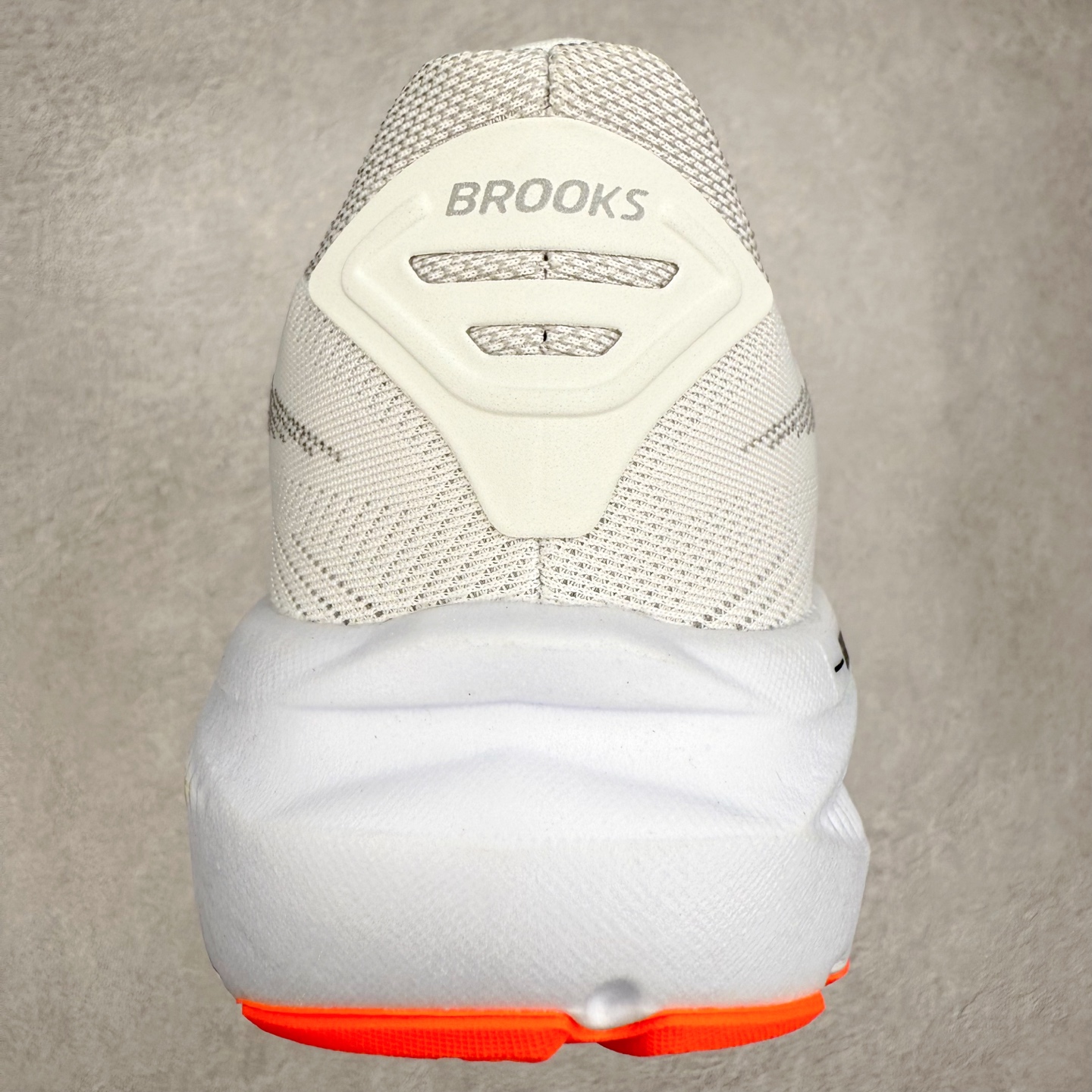 图片[8]-Brooks布鲁克斯 Ghost 17 马拉松舒适百搭防滑耐磨低帮跑步鞋 Brooks 四大跑鞋之一 百年品牌 跑鞋从外形上基本就能判断这是一款速度跑鞋 简洁干练的外形结构和极强的运动流线型看着非常有速度感 上脚的第一感觉是非常轻 美码9码的鞋单只206g不到 从个人偏好来说 200g左右的竞速鞋最具安全感 鞋面采用单层网布 很薄 前掌使用了大量开放式网眼 排气直接快速 透气性上乘 鞋舌也是轻量化设计 仅为一层麂皮 和脚背完美贴合 鞋舌中央有个防偏穿孔 从实际穿着来看 通常鞋舌都是外偏 如果是防偏穿孔位于中心 防偏效果其实并不十分有效 如果采用趋外侧的偏心设计更有效 鞋帮泡棉填充量不大 但非常紧凑 贴合舒适 包裹稳固 内置硬质TPU保证必要的稳定性 跑鞋中底采用的是DNA FLASH科技材料 DNA FLASH中底科技 是Brooks第一款将氮气注入中底的创新科技 主要原理是借助“超临界流体”发泡技术 将液态氮稳定的转化为气态氮 并使其均匀地形成无数紧密贴合的密闭式气囊结构 尺码：36 36.5 37.5 38 38.5 39 40 40.5 41 42 42.5 43 44 44.5 45 46-选品中心