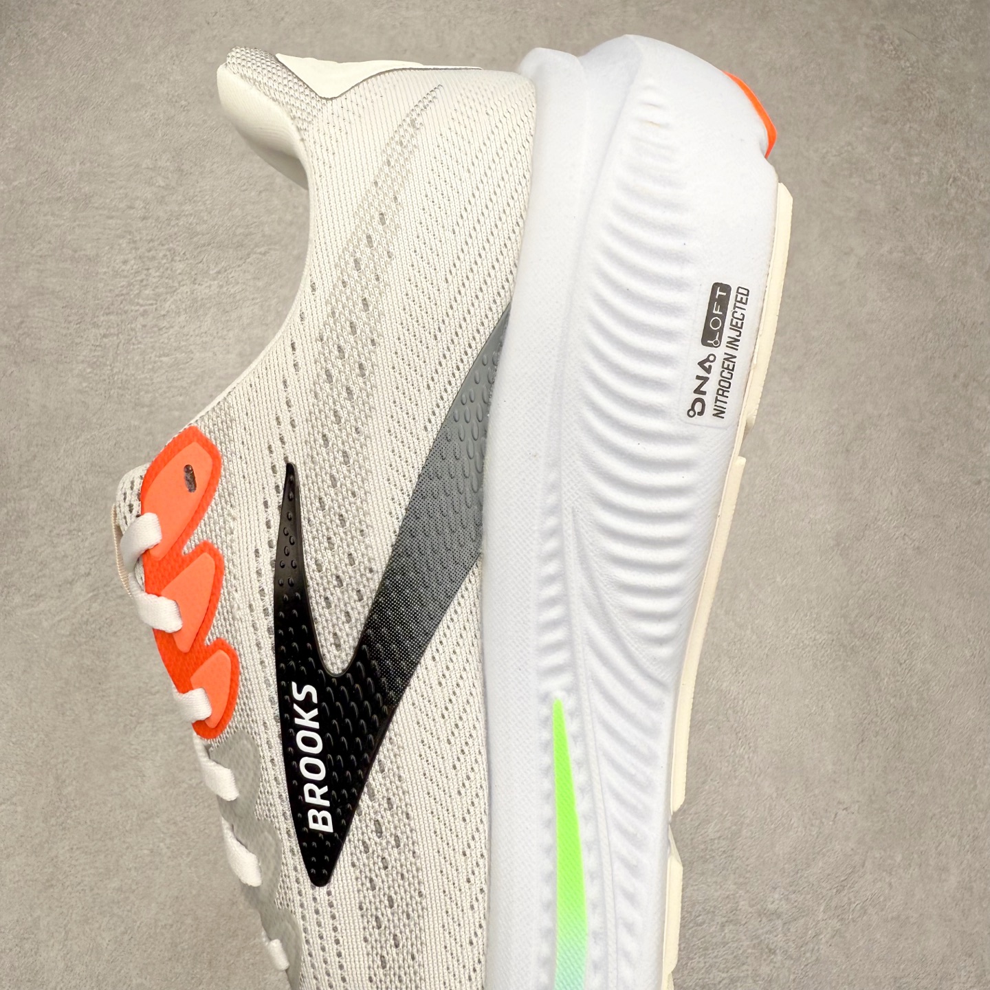 图片[7]-Brooks布鲁克斯 Ghost 17 马拉松舒适百搭防滑耐磨低帮跑步鞋 Brooks 四大跑鞋之一 百年品牌 跑鞋从外形上基本就能判断这是一款速度跑鞋 简洁干练的外形结构和极强的运动流线型看着非常有速度感 上脚的第一感觉是非常轻 美码9码的鞋单只206g不到 从个人偏好来说 200g左右的竞速鞋最具安全感 鞋面采用单层网布 很薄 前掌使用了大量开放式网眼 排气直接快速 透气性上乘 鞋舌也是轻量化设计 仅为一层麂皮 和脚背完美贴合 鞋舌中央有个防偏穿孔 从实际穿着来看 通常鞋舌都是外偏 如果是防偏穿孔位于中心 防偏效果其实并不十分有效 如果采用趋外侧的偏心设计更有效 鞋帮泡棉填充量不大 但非常紧凑 贴合舒适 包裹稳固 内置硬质TPU保证必要的稳定性 跑鞋中底采用的是DNA FLASH科技材料 DNA FLASH中底科技 是Brooks第一款将氮气注入中底的创新科技 主要原理是借助“超临界流体”发泡技术 将液态氮稳定的转化为气态氮 并使其均匀地形成无数紧密贴合的密闭式气囊结构 尺码：36 36.5 37.5 38 38.5 39 40 40.5 41 42 42.5 43 44 44.5 45 46-选品中心