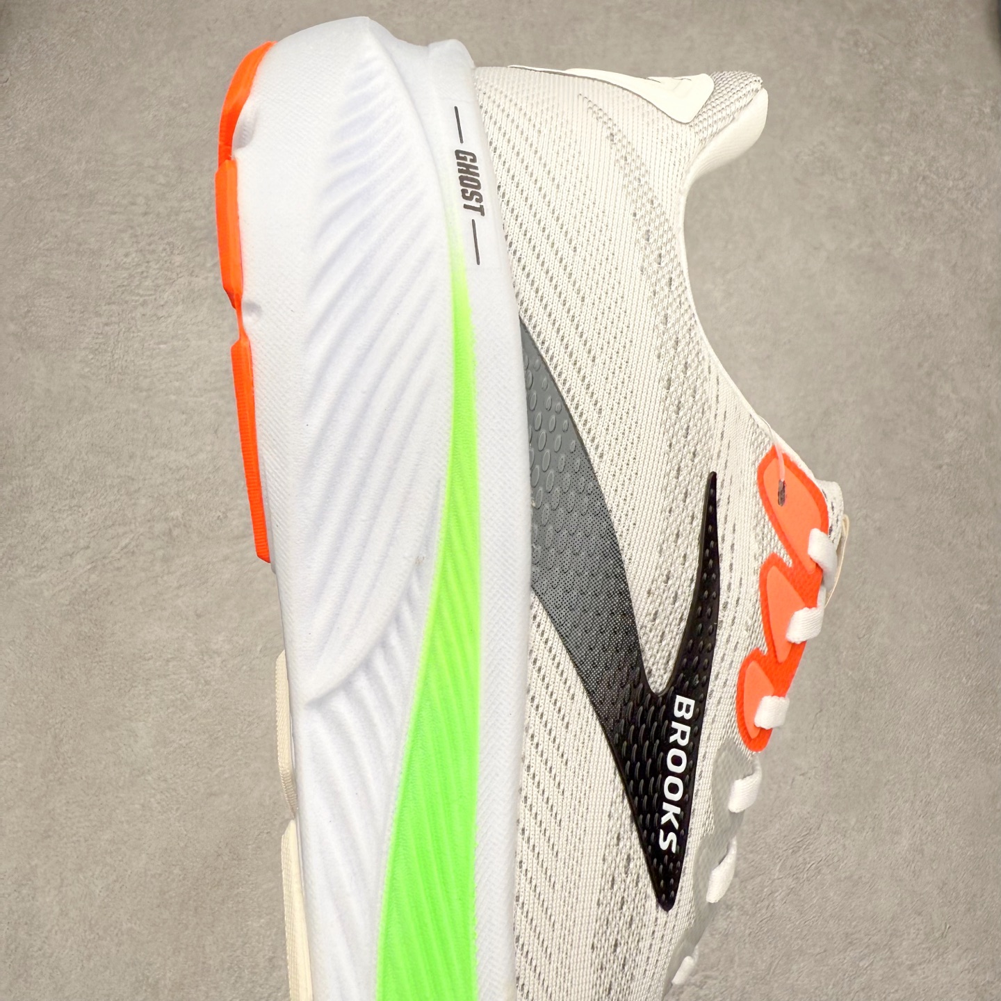 图片[6]-Brooks布鲁克斯 Ghost 17 马拉松舒适百搭防滑耐磨低帮跑步鞋 Brooks 四大跑鞋之一 百年品牌 跑鞋从外形上基本就能判断这是一款速度跑鞋 简洁干练的外形结构和极强的运动流线型看着非常有速度感 上脚的第一感觉是非常轻 美码9码的鞋单只206g不到 从个人偏好来说 200g左右的竞速鞋最具安全感 鞋面采用单层网布 很薄 前掌使用了大量开放式网眼 排气直接快速 透气性上乘 鞋舌也是轻量化设计 仅为一层麂皮 和脚背完美贴合 鞋舌中央有个防偏穿孔 从实际穿着来看 通常鞋舌都是外偏 如果是防偏穿孔位于中心 防偏效果其实并不十分有效 如果采用趋外侧的偏心设计更有效 鞋帮泡棉填充量不大 但非常紧凑 贴合舒适 包裹稳固 内置硬质TPU保证必要的稳定性 跑鞋中底采用的是DNA FLASH科技材料 DNA FLASH中底科技 是Brooks第一款将氮气注入中底的创新科技 主要原理是借助“超临界流体”发泡技术 将液态氮稳定的转化为气态氮 并使其均匀地形成无数紧密贴合的密闭式气囊结构 尺码：36 36.5 37.5 38 38.5 39 40 40.5 41 42 42.5 43 44 44.5 45 46-选品中心