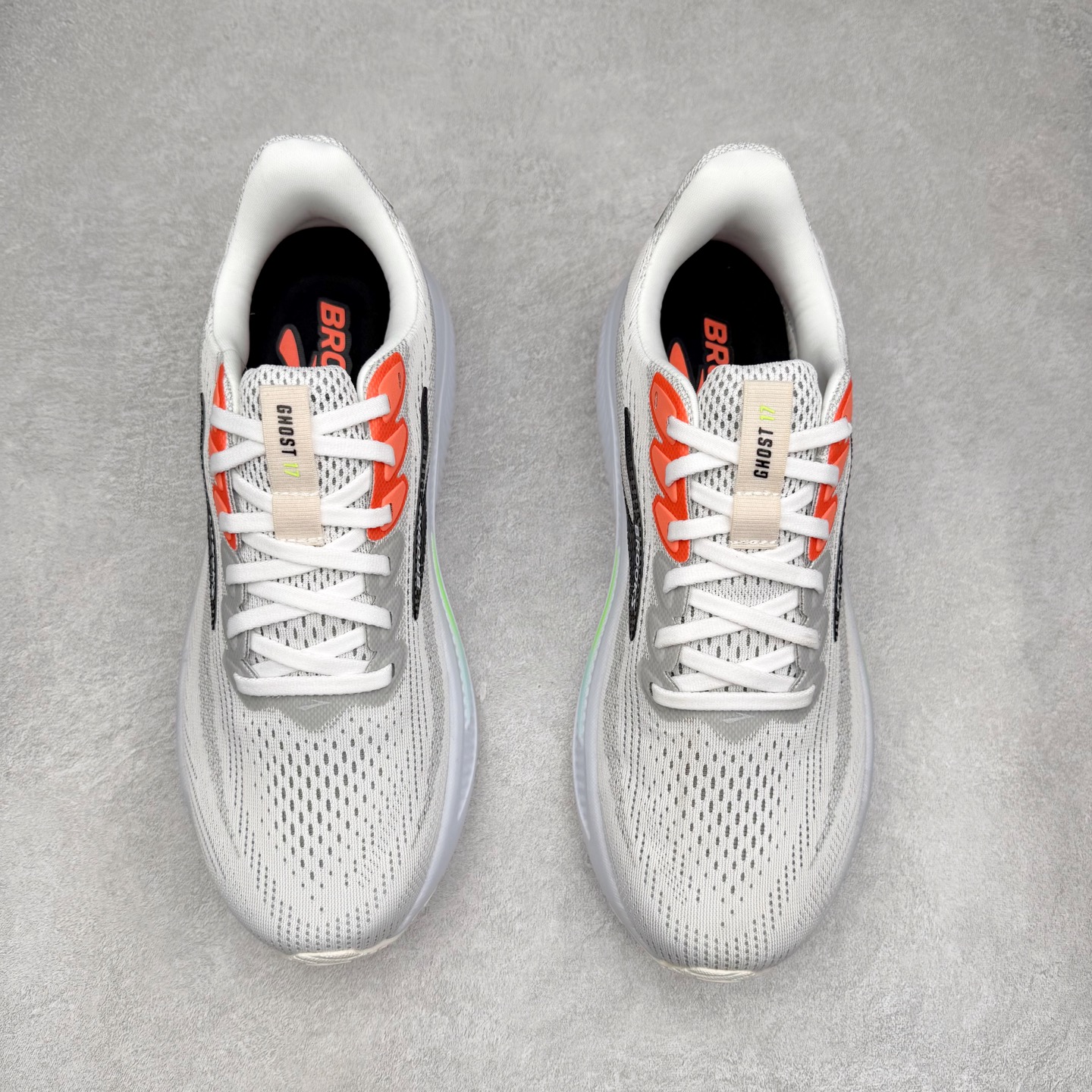 图片[2]-Brooks布鲁克斯 Ghost 17 马拉松舒适百搭防滑耐磨低帮跑步鞋 Brooks 四大跑鞋之一 百年品牌 跑鞋从外形上基本就能判断这是一款速度跑鞋 简洁干练的外形结构和极强的运动流线型看着非常有速度感 上脚的第一感觉是非常轻 美码9码的鞋单只206g不到 从个人偏好来说 200g左右的竞速鞋最具安全感 鞋面采用单层网布 很薄 前掌使用了大量开放式网眼 排气直接快速 透气性上乘 鞋舌也是轻量化设计 仅为一层麂皮 和脚背完美贴合 鞋舌中央有个防偏穿孔 从实际穿着来看 通常鞋舌都是外偏 如果是防偏穿孔位于中心 防偏效果其实并不十分有效 如果采用趋外侧的偏心设计更有效 鞋帮泡棉填充量不大 但非常紧凑 贴合舒适 包裹稳固 内置硬质TPU保证必要的稳定性 跑鞋中底采用的是DNA FLASH科技材料 DNA FLASH中底科技 是Brooks第一款将氮气注入中底的创新科技 主要原理是借助“超临界流体”发泡技术 将液态氮稳定的转化为气态氮 并使其均匀地形成无数紧密贴合的密闭式气囊结构 尺码：36 36.5 37.5 38 38.5 39 40 40.5 41 42 42.5 43 44 44.5 45 46-选品中心