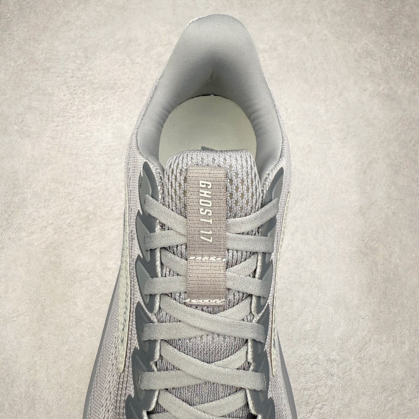 图片[5]-Brooks布鲁克斯 Ghost 17 马拉松舒适百搭防滑耐磨低帮跑步鞋 Brooks 四大跑鞋之一 百年品牌 跑鞋从外形上基本就能判断这是一款速度跑鞋 简洁干练的外形结构和极强的运动流线型看着非常有速度感 上脚的第一感觉是非常轻 美码9码的鞋单只206g不到 从个人偏好来说 200g左右的竞速鞋最具安全感 鞋面采用单层网布 很薄 前掌使用了大量开放式网眼 排气直接快速 透气性上乘 鞋舌也是轻量化设计 仅为一层麂皮 和脚背完美贴合 鞋舌中央有个防偏穿孔 从实际穿着来看 通常鞋舌都是外偏 如果是防偏穿孔位于中心 防偏效果其实并不十分有效 如果采用趋外侧的偏心设计更有效 鞋帮泡棉填充量不大 但非常紧凑 贴合舒适 包裹稳固 内置硬质TPU保证必要的稳定性 跑鞋中底采用的是DNA FLASH科技材料 DNA FLASH中底科技 是Brooks第一款将氮气注入中底的创新科技 主要原理是借助“超临界流体”发泡技术 将液态氮稳定的转化为气态氮 并使其均匀地形成无数紧密贴合的密闭式气囊结构 尺码：36 36.5 37.5 38 38.5 39 40 40.5 41 42 42.5 43 44 44.5 45 46-选品中心