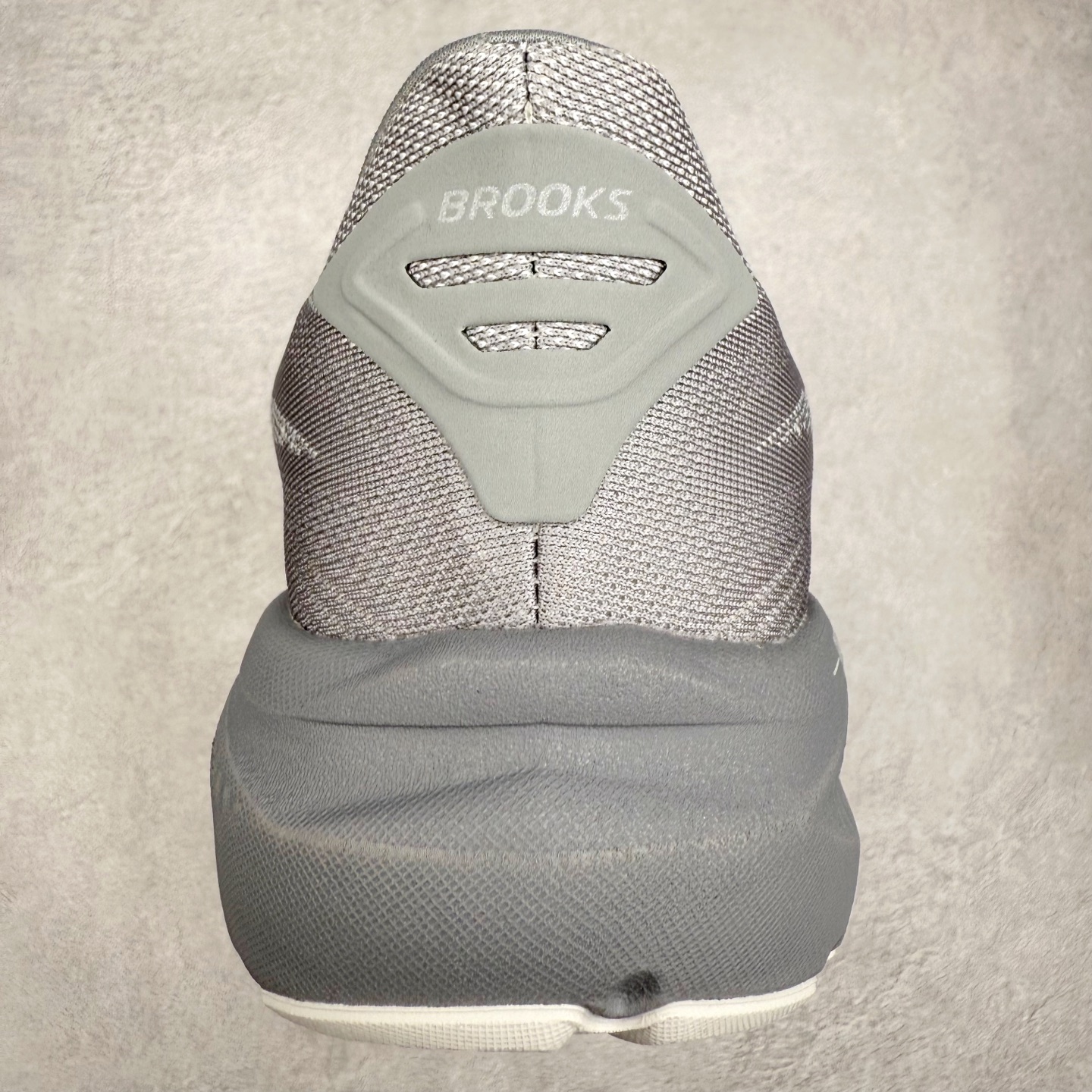 图片[8]-Brooks布鲁克斯 Ghost 17 马拉松舒适百搭防滑耐磨低帮跑步鞋 Brooks 四大跑鞋之一 百年品牌 跑鞋从外形上基本就能判断这是一款速度跑鞋 简洁干练的外形结构和极强的运动流线型看着非常有速度感 上脚的第一感觉是非常轻 美码9码的鞋单只206g不到 从个人偏好来说 200g左右的竞速鞋最具安全感 鞋面采用单层网布 很薄 前掌使用了大量开放式网眼 排气直接快速 透气性上乘 鞋舌也是轻量化设计 仅为一层麂皮 和脚背完美贴合 鞋舌中央有个防偏穿孔 从实际穿着来看 通常鞋舌都是外偏 如果是防偏穿孔位于中心 防偏效果其实并不十分有效 如果采用趋外侧的偏心设计更有效 鞋帮泡棉填充量不大 但非常紧凑 贴合舒适 包裹稳固 内置硬质TPU保证必要的稳定性 跑鞋中底采用的是DNA FLASH科技材料 DNA FLASH中底科技 是Brooks第一款将氮气注入中底的创新科技 主要原理是借助“超临界流体”发泡技术 将液态氮稳定的转化为气态氮 并使其均匀地形成无数紧密贴合的密闭式气囊结构 尺码：36 36.5 37.5 38 38.5 39 40 40.5 41 42 42.5 43 44 44.5 45 46-选品中心