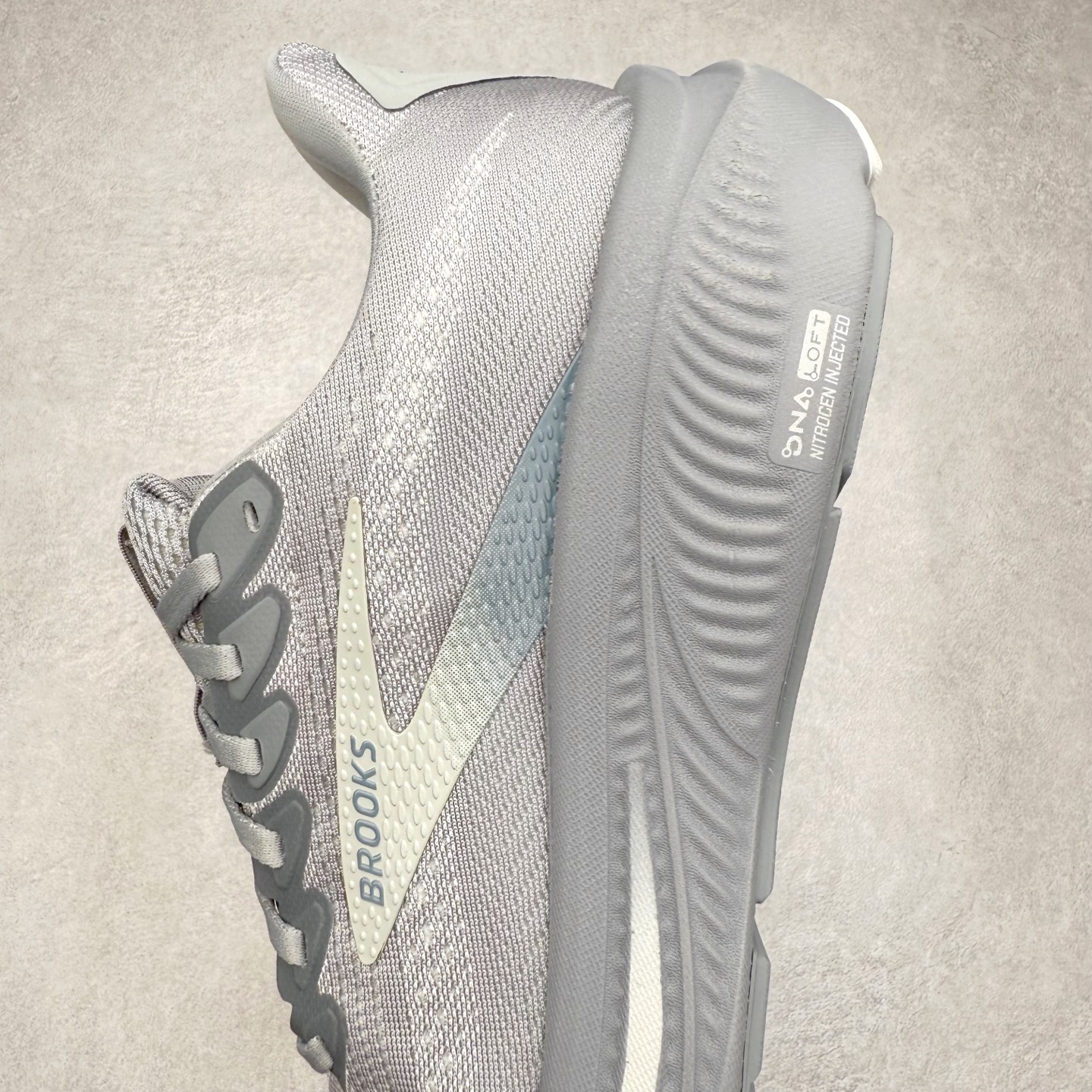 图片[7]-Brooks布鲁克斯 Ghost 17 马拉松舒适百搭防滑耐磨低帮跑步鞋 Brooks 四大跑鞋之一 百年品牌 跑鞋从外形上基本就能判断这是一款速度跑鞋 简洁干练的外形结构和极强的运动流线型看着非常有速度感 上脚的第一感觉是非常轻 美码9码的鞋单只206g不到 从个人偏好来说 200g左右的竞速鞋最具安全感 鞋面采用单层网布 很薄 前掌使用了大量开放式网眼 排气直接快速 透气性上乘 鞋舌也是轻量化设计 仅为一层麂皮 和脚背完美贴合 鞋舌中央有个防偏穿孔 从实际穿着来看 通常鞋舌都是外偏 如果是防偏穿孔位于中心 防偏效果其实并不十分有效 如果采用趋外侧的偏心设计更有效 鞋帮泡棉填充量不大 但非常紧凑 贴合舒适 包裹稳固 内置硬质TPU保证必要的稳定性 跑鞋中底采用的是DNA FLASH科技材料 DNA FLASH中底科技 是Brooks第一款将氮气注入中底的创新科技 主要原理是借助“超临界流体”发泡技术 将液态氮稳定的转化为气态氮 并使其均匀地形成无数紧密贴合的密闭式气囊结构 尺码：36 36.5 37.5 38 38.5 39 40 40.5 41 42 42.5 43 44 44.5 45 46-选品中心