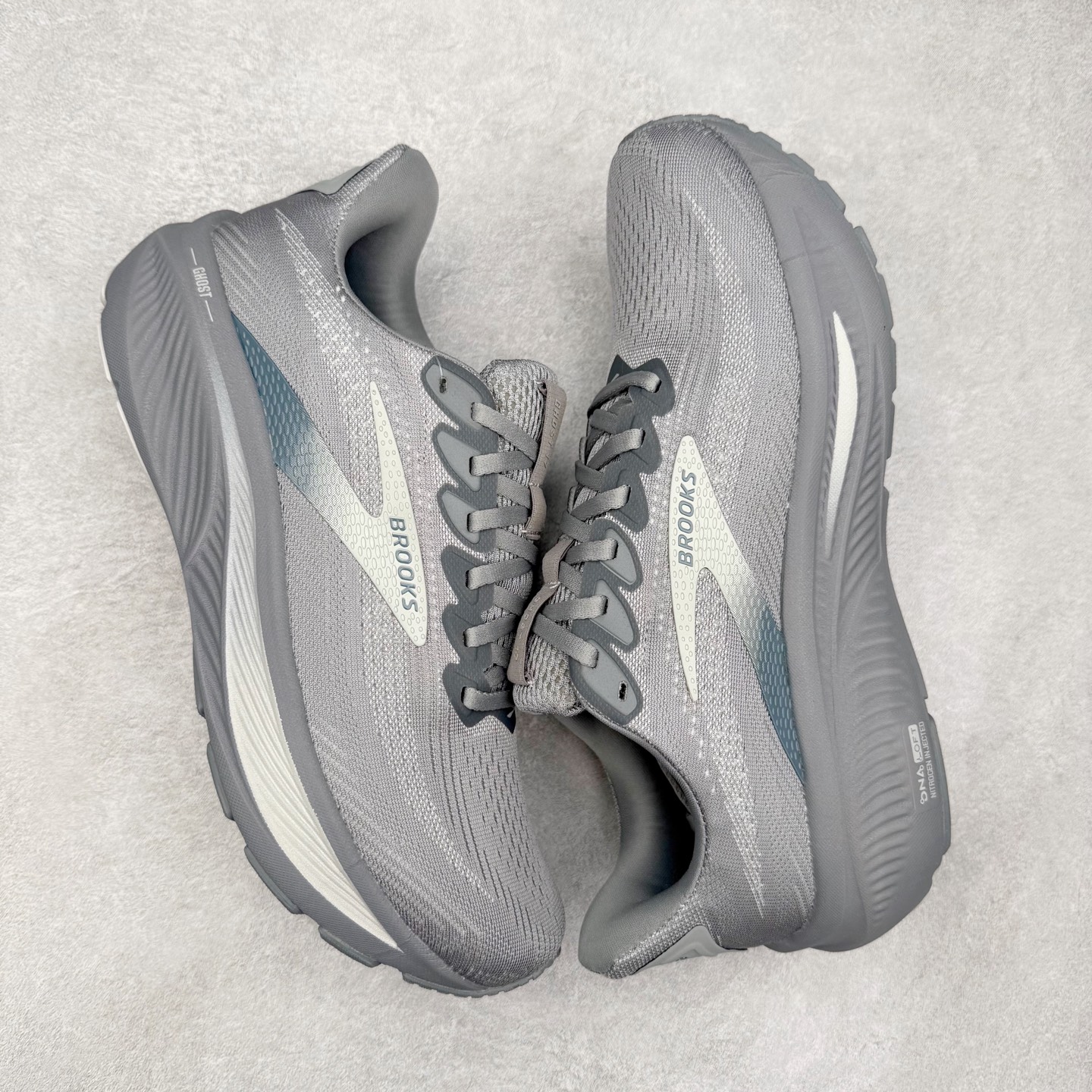 图片[3]-Brooks布鲁克斯 Ghost 17 马拉松舒适百搭防滑耐磨低帮跑步鞋 Brooks 四大跑鞋之一 百年品牌 跑鞋从外形上基本就能判断这是一款速度跑鞋 简洁干练的外形结构和极强的运动流线型看着非常有速度感 上脚的第一感觉是非常轻 美码9码的鞋单只206g不到 从个人偏好来说 200g左右的竞速鞋最具安全感 鞋面采用单层网布 很薄 前掌使用了大量开放式网眼 排气直接快速 透气性上乘 鞋舌也是轻量化设计 仅为一层麂皮 和脚背完美贴合 鞋舌中央有个防偏穿孔 从实际穿着来看 通常鞋舌都是外偏 如果是防偏穿孔位于中心 防偏效果其实并不十分有效 如果采用趋外侧的偏心设计更有效 鞋帮泡棉填充量不大 但非常紧凑 贴合舒适 包裹稳固 内置硬质TPU保证必要的稳定性 跑鞋中底采用的是DNA FLASH科技材料 DNA FLASH中底科技 是Brooks第一款将氮气注入中底的创新科技 主要原理是借助“超临界流体”发泡技术 将液态氮稳定的转化为气态氮 并使其均匀地形成无数紧密贴合的密闭式气囊结构 尺码：36 36.5 37.5 38 38.5 39 40 40.5 41 42 42.5 43 44 44.5 45 46-选品中心