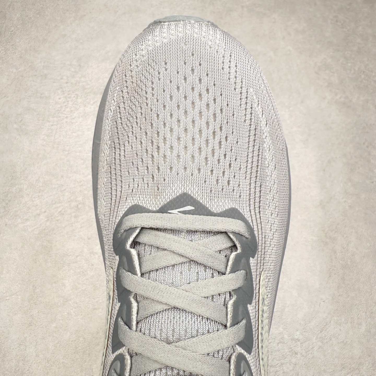 图片[4]-Brooks布鲁克斯 Ghost 17 马拉松舒适百搭防滑耐磨低帮跑步鞋 Brooks 四大跑鞋之一 百年品牌 跑鞋从外形上基本就能判断这是一款速度跑鞋 简洁干练的外形结构和极强的运动流线型看着非常有速度感 上脚的第一感觉是非常轻 美码9码的鞋单只206g不到 从个人偏好来说 200g左右的竞速鞋最具安全感 鞋面采用单层网布 很薄 前掌使用了大量开放式网眼 排气直接快速 透气性上乘 鞋舌也是轻量化设计 仅为一层麂皮 和脚背完美贴合 鞋舌中央有个防偏穿孔 从实际穿着来看 通常鞋舌都是外偏 如果是防偏穿孔位于中心 防偏效果其实并不十分有效 如果采用趋外侧的偏心设计更有效 鞋帮泡棉填充量不大 但非常紧凑 贴合舒适 包裹稳固 内置硬质TPU保证必要的稳定性 跑鞋中底采用的是DNA FLASH科技材料 DNA FLASH中底科技 是Brooks第一款将氮气注入中底的创新科技 主要原理是借助“超临界流体”发泡技术 将液态氮稳定的转化为气态氮 并使其均匀地形成无数紧密贴合的密闭式气囊结构 尺码：36 36.5 37.5 38 38.5 39 40 40.5 41 42 42.5 43 44 44.5 45 46-选品中心