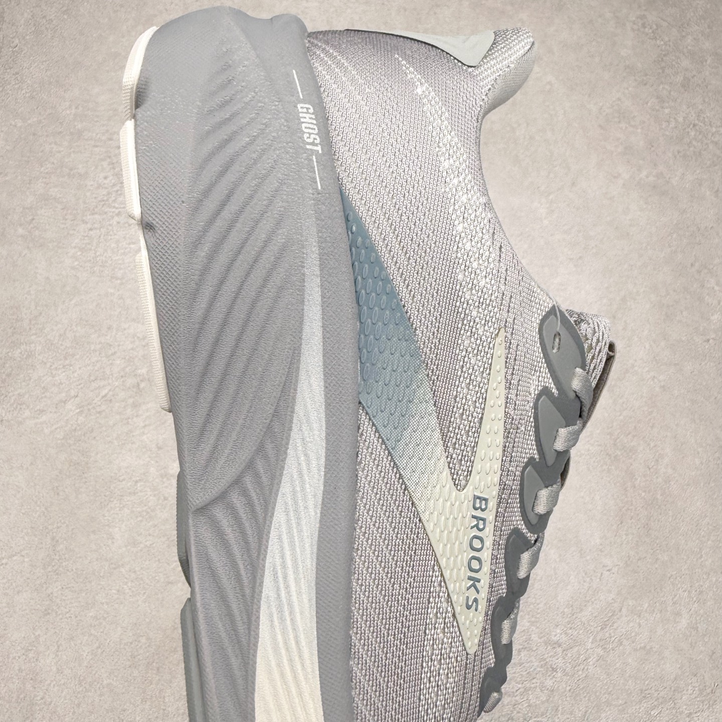 图片[6]-Brooks布鲁克斯 Ghost 17 马拉松舒适百搭防滑耐磨低帮跑步鞋 Brooks 四大跑鞋之一 百年品牌 跑鞋从外形上基本就能判断这是一款速度跑鞋 简洁干练的外形结构和极强的运动流线型看着非常有速度感 上脚的第一感觉是非常轻 美码9码的鞋单只206g不到 从个人偏好来说 200g左右的竞速鞋最具安全感 鞋面采用单层网布 很薄 前掌使用了大量开放式网眼 排气直接快速 透气性上乘 鞋舌也是轻量化设计 仅为一层麂皮 和脚背完美贴合 鞋舌中央有个防偏穿孔 从实际穿着来看 通常鞋舌都是外偏 如果是防偏穿孔位于中心 防偏效果其实并不十分有效 如果采用趋外侧的偏心设计更有效 鞋帮泡棉填充量不大 但非常紧凑 贴合舒适 包裹稳固 内置硬质TPU保证必要的稳定性 跑鞋中底采用的是DNA FLASH科技材料 DNA FLASH中底科技 是Brooks第一款将氮气注入中底的创新科技 主要原理是借助“超临界流体”发泡技术 将液态氮稳定的转化为气态氮 并使其均匀地形成无数紧密贴合的密闭式气囊结构 尺码：36 36.5 37.5 38 38.5 39 40 40.5 41 42 42.5 43 44 44.5 45 46-选品中心