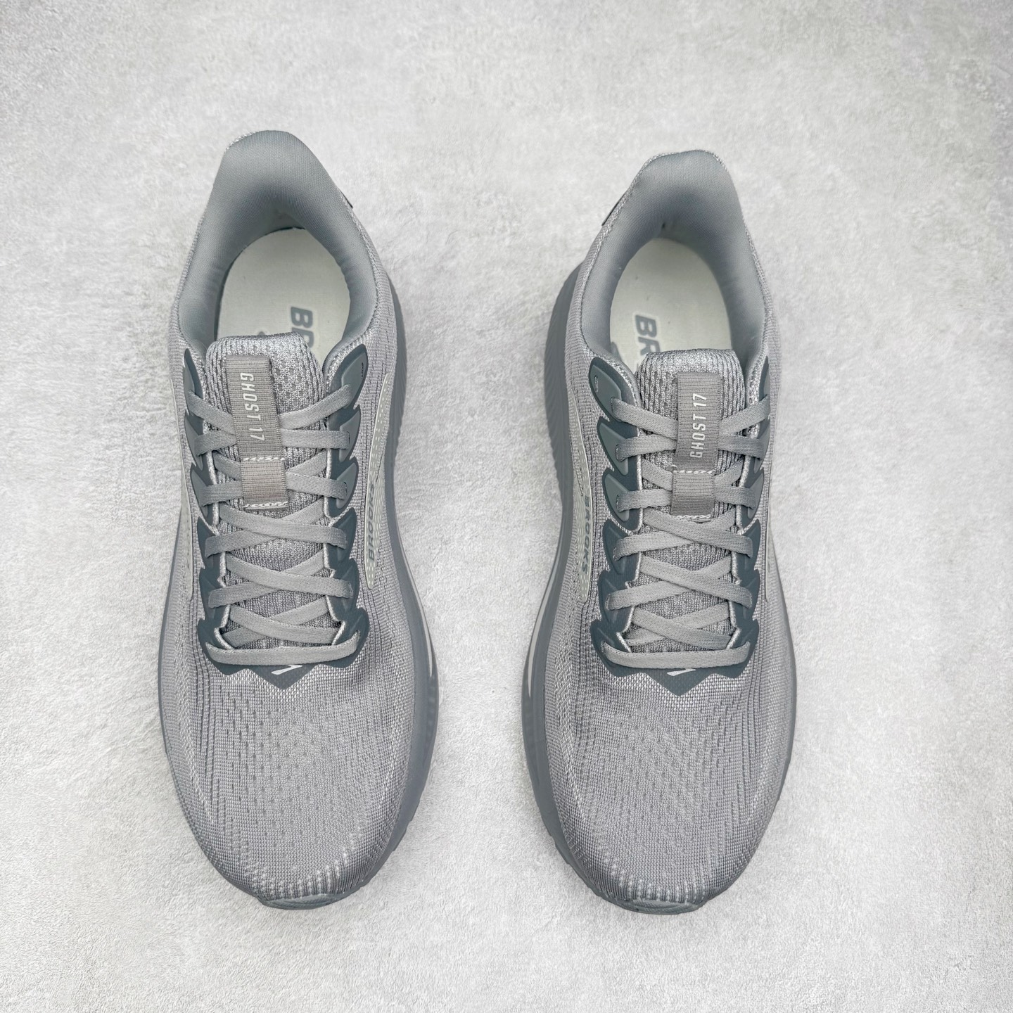 图片[2]-Brooks布鲁克斯 Ghost 17 马拉松舒适百搭防滑耐磨低帮跑步鞋 Brooks 四大跑鞋之一 百年品牌 跑鞋从外形上基本就能判断这是一款速度跑鞋 简洁干练的外形结构和极强的运动流线型看着非常有速度感 上脚的第一感觉是非常轻 美码9码的鞋单只206g不到 从个人偏好来说 200g左右的竞速鞋最具安全感 鞋面采用单层网布 很薄 前掌使用了大量开放式网眼 排气直接快速 透气性上乘 鞋舌也是轻量化设计 仅为一层麂皮 和脚背完美贴合 鞋舌中央有个防偏穿孔 从实际穿着来看 通常鞋舌都是外偏 如果是防偏穿孔位于中心 防偏效果其实并不十分有效 如果采用趋外侧的偏心设计更有效 鞋帮泡棉填充量不大 但非常紧凑 贴合舒适 包裹稳固 内置硬质TPU保证必要的稳定性 跑鞋中底采用的是DNA FLASH科技材料 DNA FLASH中底科技 是Brooks第一款将氮气注入中底的创新科技 主要原理是借助“超临界流体”发泡技术 将液态氮稳定的转化为气态氮 并使其均匀地形成无数紧密贴合的密闭式气囊结构 尺码：36 36.5 37.5 38 38.5 39 40 40.5 41 42 42.5 43 44 44.5 45 46-选品中心