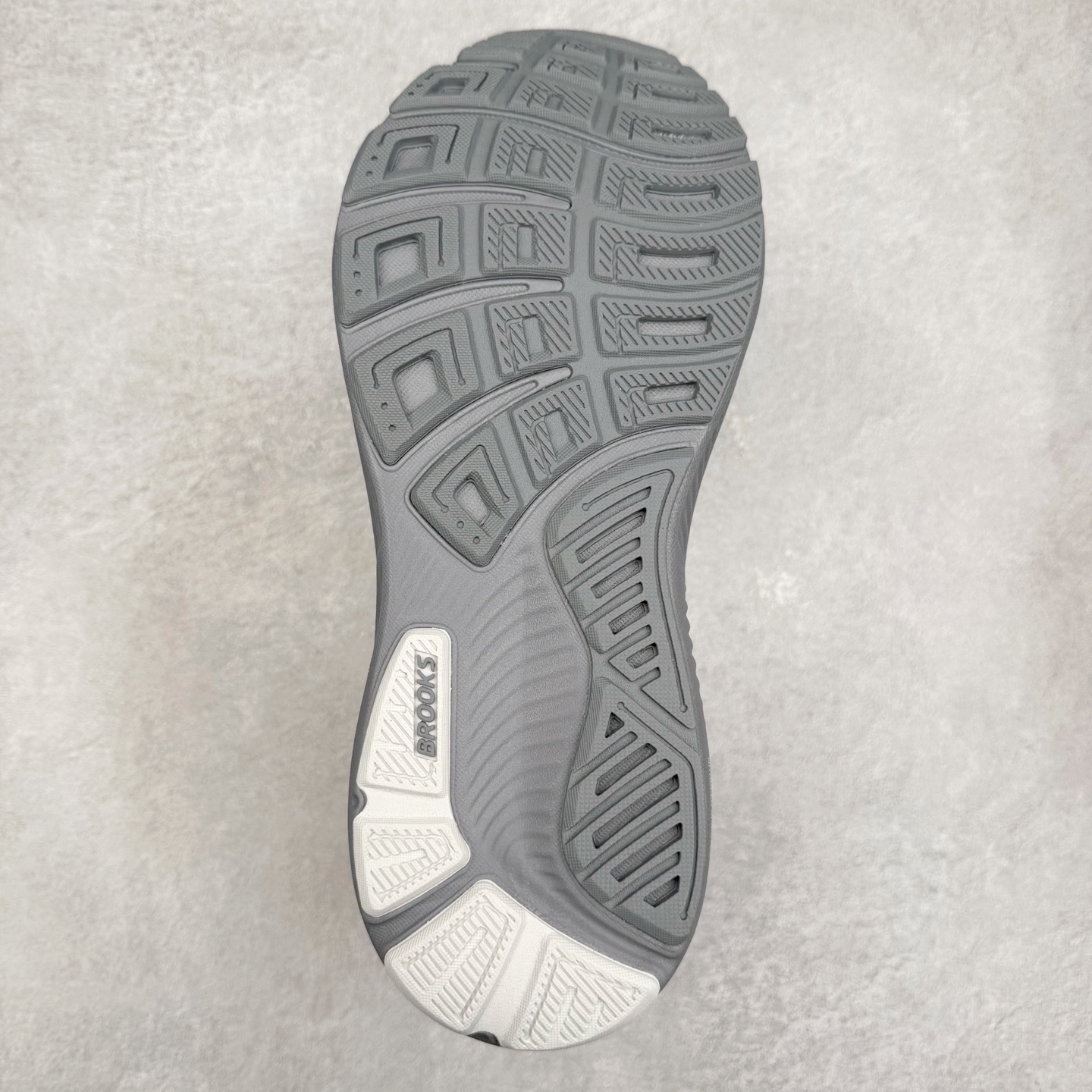 图片[9]-Brooks布鲁克斯 Ghost 17 马拉松舒适百搭防滑耐磨低帮跑步鞋 Brooks 四大跑鞋之一 百年品牌 跑鞋从外形上基本就能判断这是一款速度跑鞋 简洁干练的外形结构和极强的运动流线型看着非常有速度感 上脚的第一感觉是非常轻 美码9码的鞋单只206g不到 从个人偏好来说 200g左右的竞速鞋最具安全感 鞋面采用单层网布 很薄 前掌使用了大量开放式网眼 排气直接快速 透气性上乘 鞋舌也是轻量化设计 仅为一层麂皮 和脚背完美贴合 鞋舌中央有个防偏穿孔 从实际穿着来看 通常鞋舌都是外偏 如果是防偏穿孔位于中心 防偏效果其实并不十分有效 如果采用趋外侧的偏心设计更有效 鞋帮泡棉填充量不大 但非常紧凑 贴合舒适 包裹稳固 内置硬质TPU保证必要的稳定性 跑鞋中底采用的是DNA FLASH科技材料 DNA FLASH中底科技 是Brooks第一款将氮气注入中底的创新科技 主要原理是借助“超临界流体”发泡技术 将液态氮稳定的转化为气态氮 并使其均匀地形成无数紧密贴合的密闭式气囊结构 尺码：36 36.5 37.5 38 38.5 39 40 40.5 41 42 42.5 43 44 44.5 45 46-选品中心