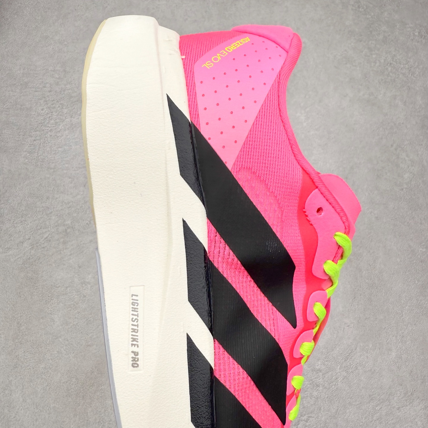 图片[6]-AD Adizero EVO SL 马拉松竞速专业跑鞋 JS4455 CELERMESH针织网面非常轻薄 纤维间的缝隙很大 可以保证跑步时的透气、排汗效果 鞋舌直接与两侧的内衬和鞋底连接在一起 在跑步过程中不会被鞋舌的左右移动所困扰 在标准鞋带孔的基础上再拓宽一组鞋带孔 适合不同脚型的需求 突破性 EnergyRods 技术，有助于跑者实现更好的成绩 中底独特的LIGHTSTRIKE PRO泡棉材质 微弹感觉在跑步过程中给予了良好的支撑体验 对于顶级精英和高水平进阶跑者来说 ADIOS PRO是一双值得信赖的竞速比赛用鞋 尺码：36 36.5 37.5 38 38.5 39 40 40.5 41 42 42.5 43 44 44.5 45-选品中心