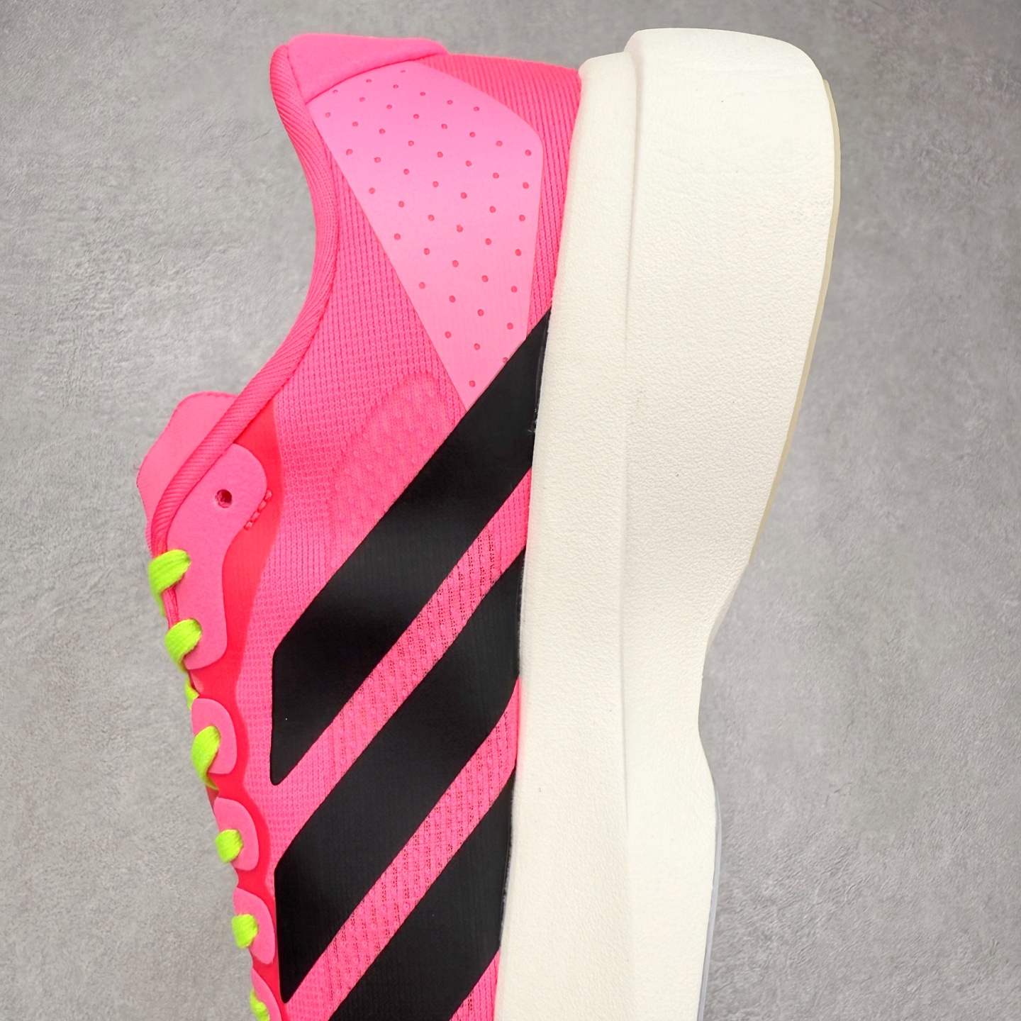 图片[7]-AD Adizero EVO SL 马拉松竞速专业跑鞋 JS4455 CELERMESH针织网面非常轻薄 纤维间的缝隙很大 可以保证跑步时的透气、排汗效果 鞋舌直接与两侧的内衬和鞋底连接在一起 在跑步过程中不会被鞋舌的左右移动所困扰 在标准鞋带孔的基础上再拓宽一组鞋带孔 适合不同脚型的需求 突破性 EnergyRods 技术，有助于跑者实现更好的成绩 中底独特的LIGHTSTRIKE PRO泡棉材质 微弹感觉在跑步过程中给予了良好的支撑体验 对于顶级精英和高水平进阶跑者来说 ADIOS PRO是一双值得信赖的竞速比赛用鞋 尺码：36 36.5 37.5 38 38.5 39 40 40.5 41 42 42.5 43 44 44.5 45-选品中心